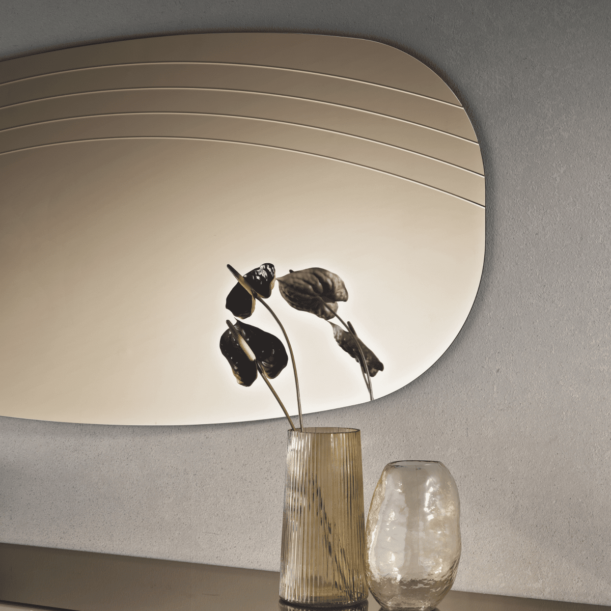 Specchio da parete "Mochi" elegante con incisioni laterali - MondoViro