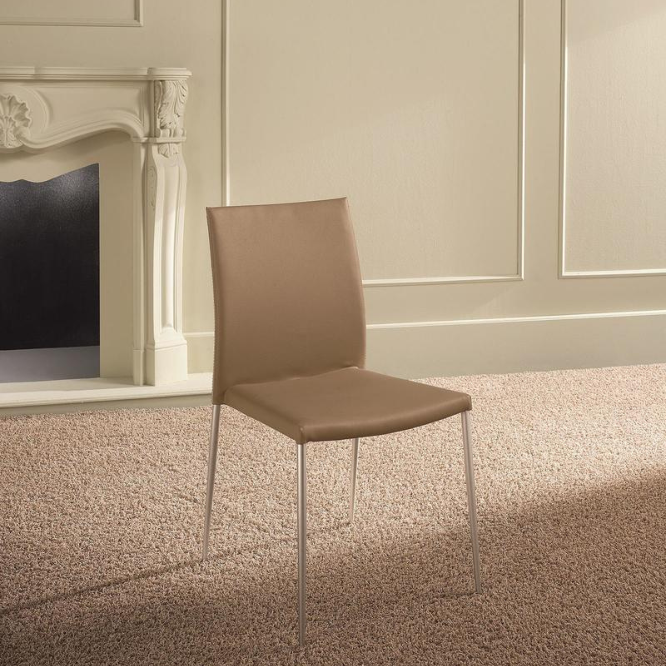 Set di sedie da pranzo imbottite in similpelle "Camelia" impilabili con gambe in metallo verniciato