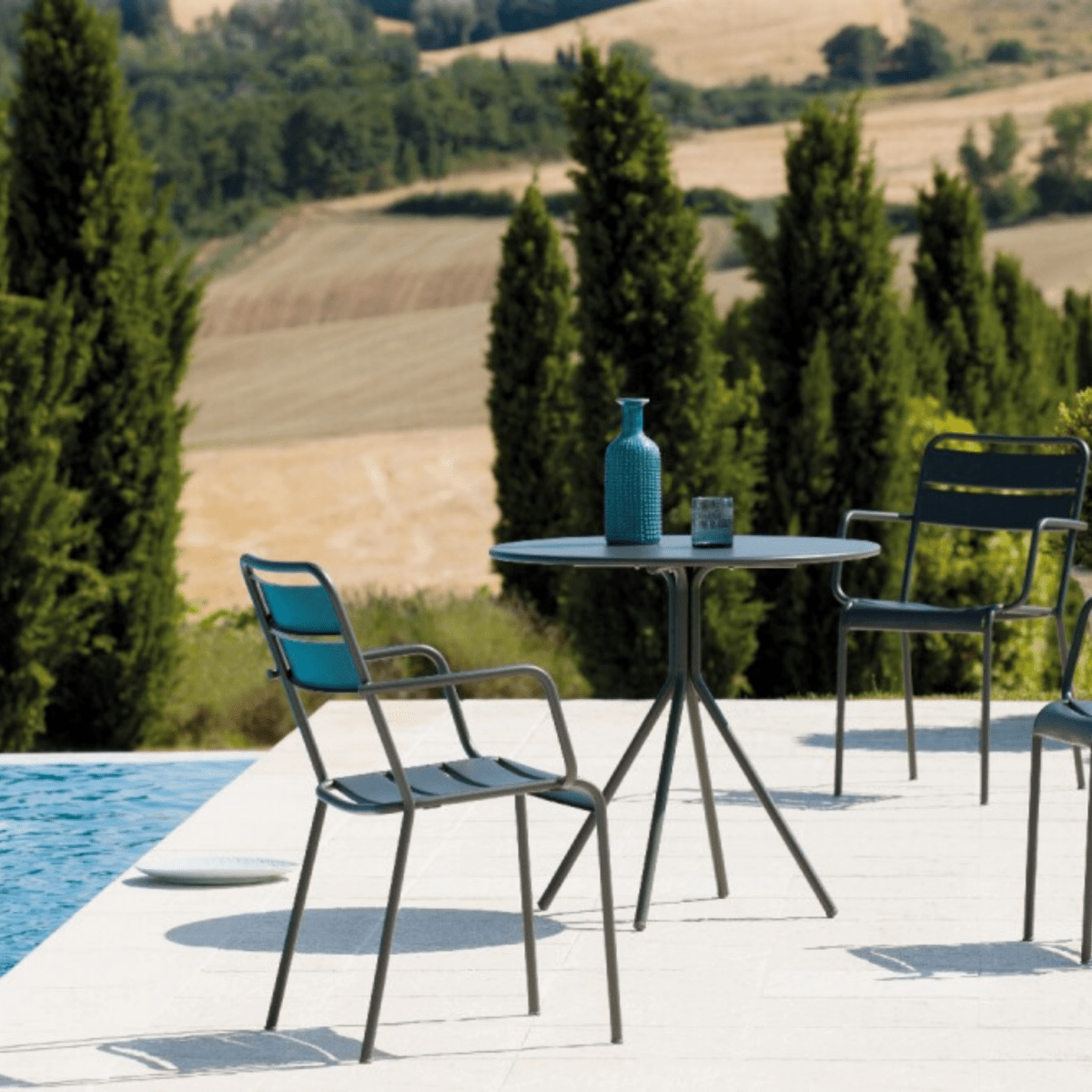 Set di sedie con braccioli da giardino in metallo "Twist" moderne ed impilabili cm 55x57 87h - MondoViro