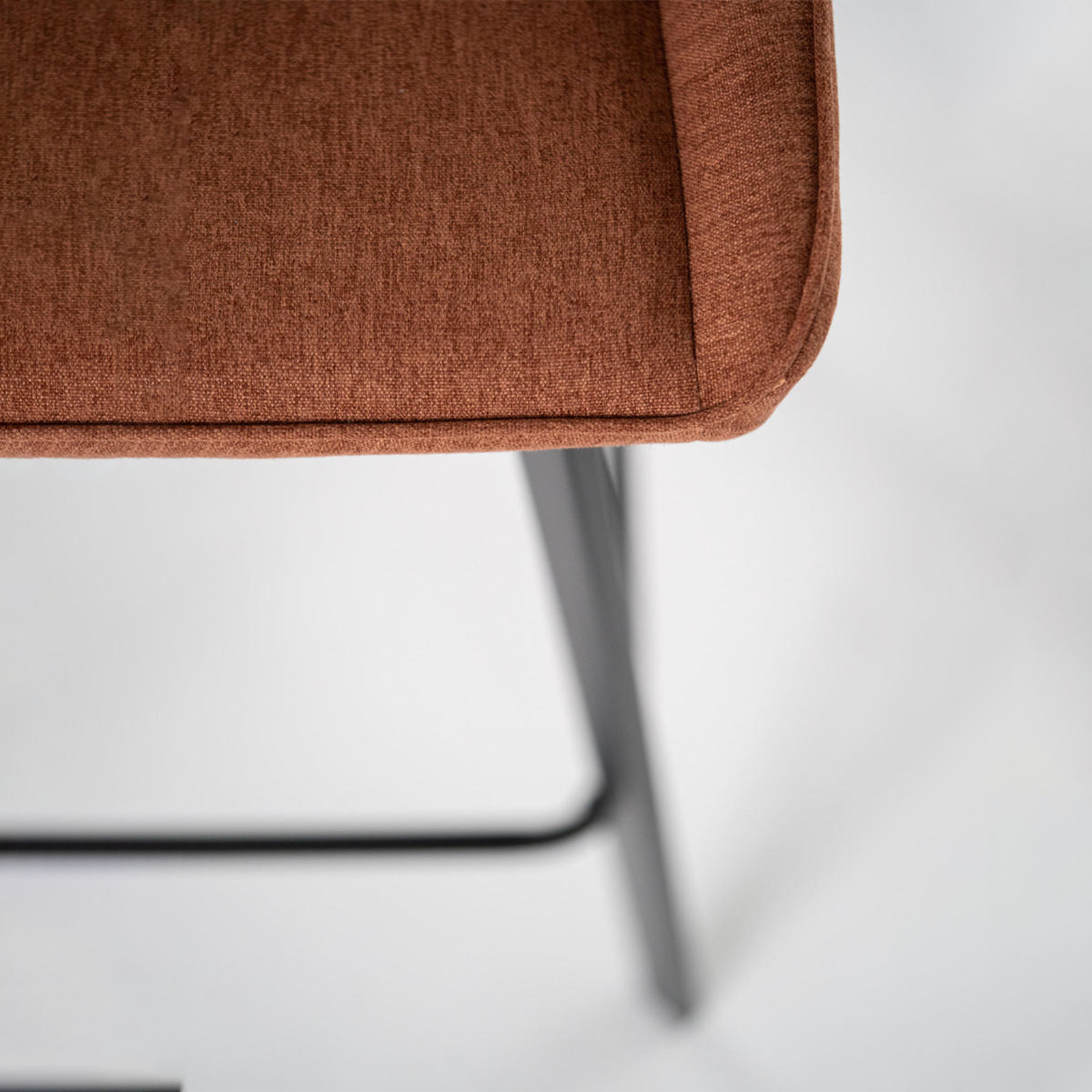 Set di sgabelli alti "Fox" in tessuto imbottito con poggiapiedi cm 44x50 94h