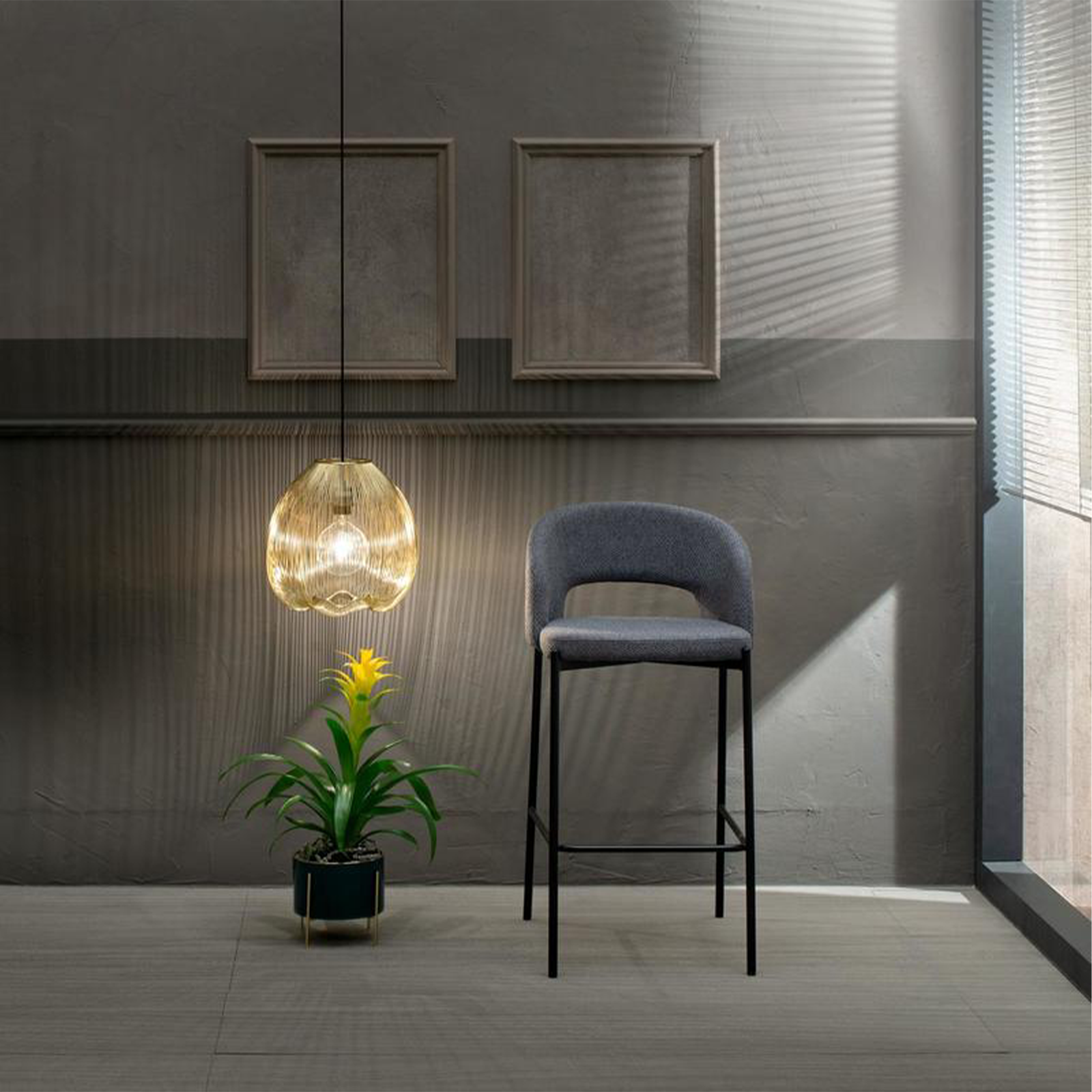 Set di sgabelli alti "Alan" in tessuto imbottiti con poggiapiedi cm 52x50 98h