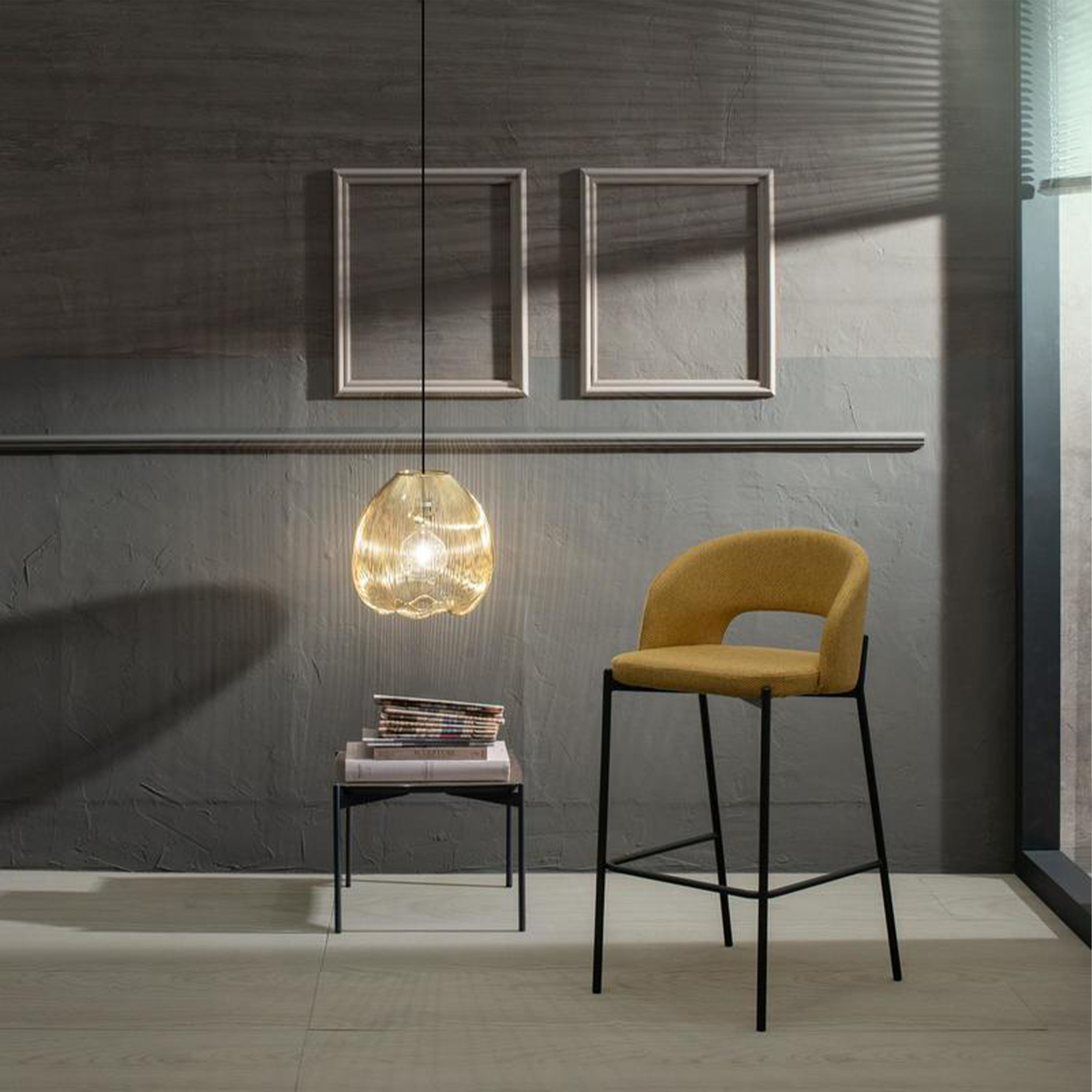 Set di sgabelli alti "Alan" in tessuto imbottiti con poggiapiedi cm 52x50 98h