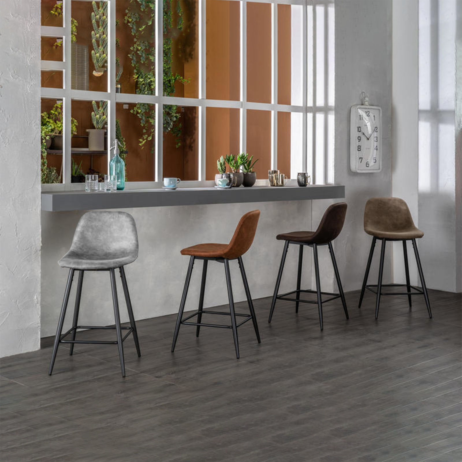 Set di sgabelli imbottiti alti "Brig" in similpelle con poggiapiedi cm 50x44 84h