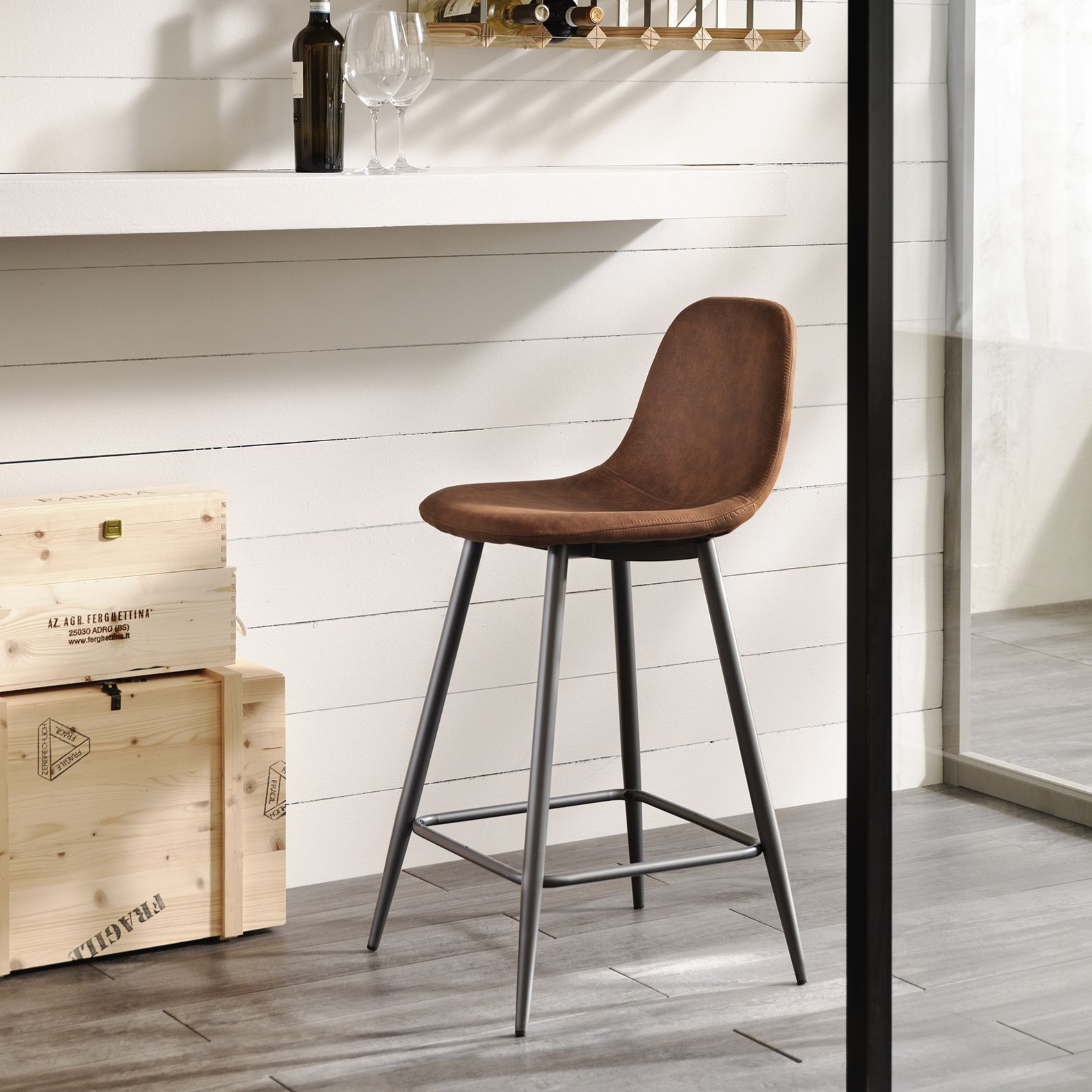 Set di sgabelli imbottiti alti "Brig" in similpelle con poggiapiedi cm 50x44 84h