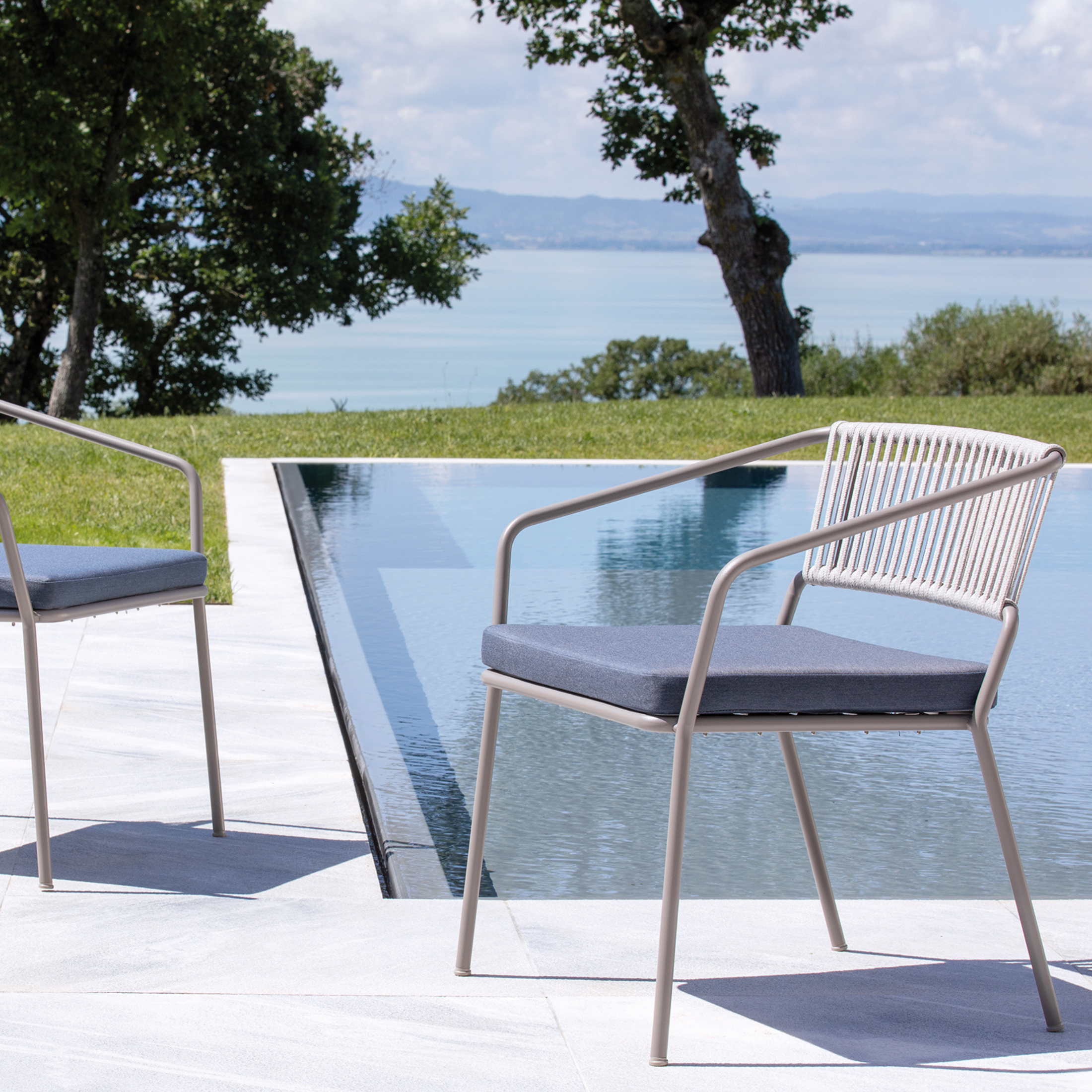 Poltrona bassa in metallo da giardino "Slot" lounge impilabile cm 68x65 76h