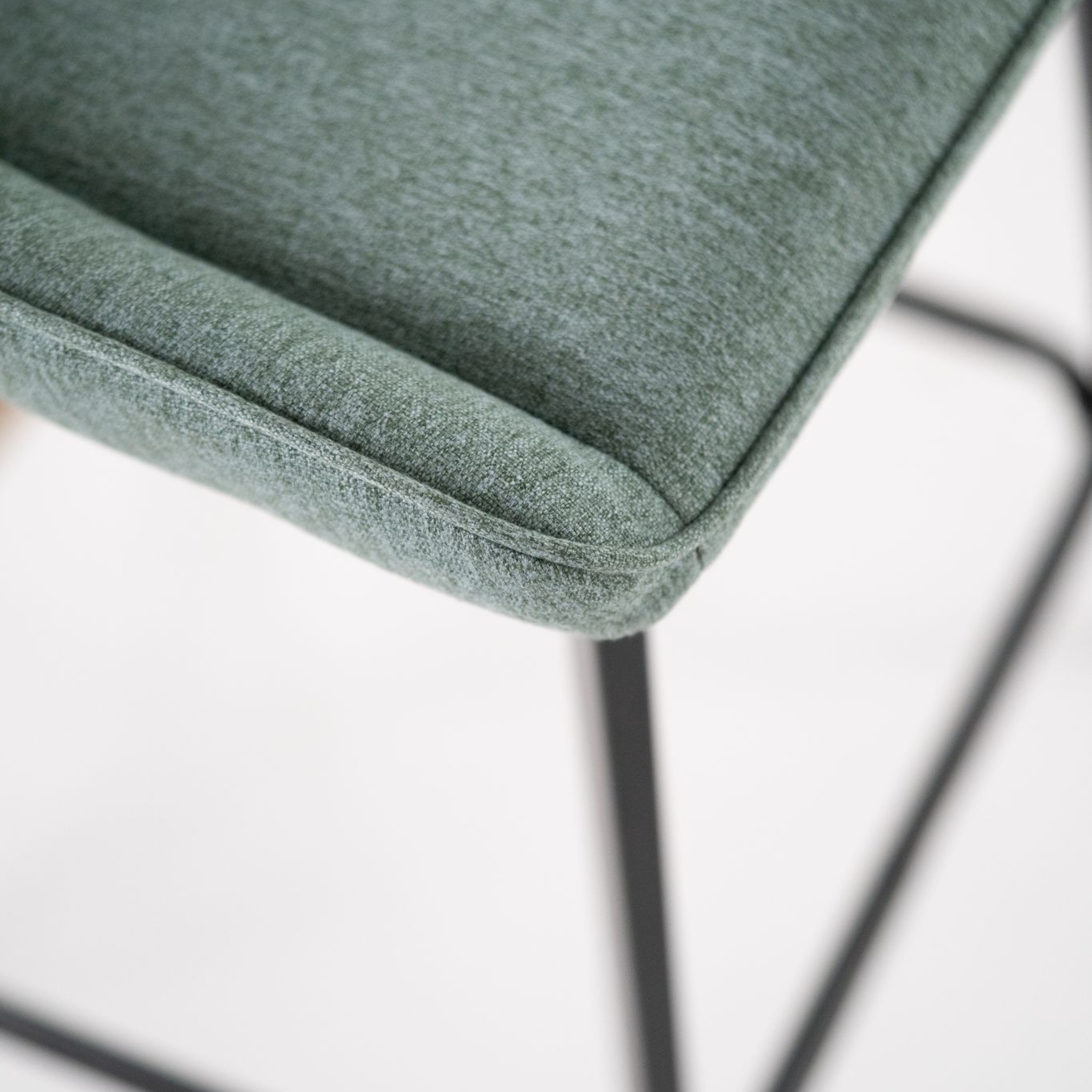 Set di sgabelli alti "Fox" in tessuto imbottito con poggiapiedi cm 44x50 94h