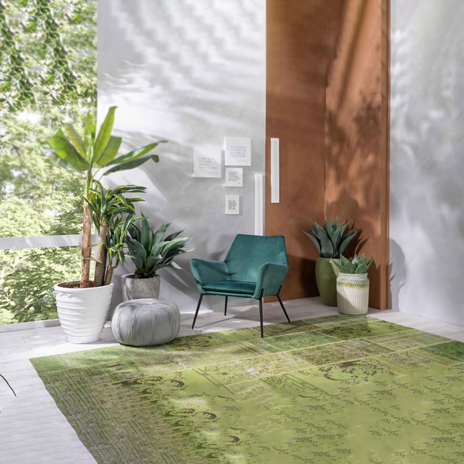 Poltrona imbottita "Gaia" moderna in velluto con gambe in metallo cm 70x72 79h