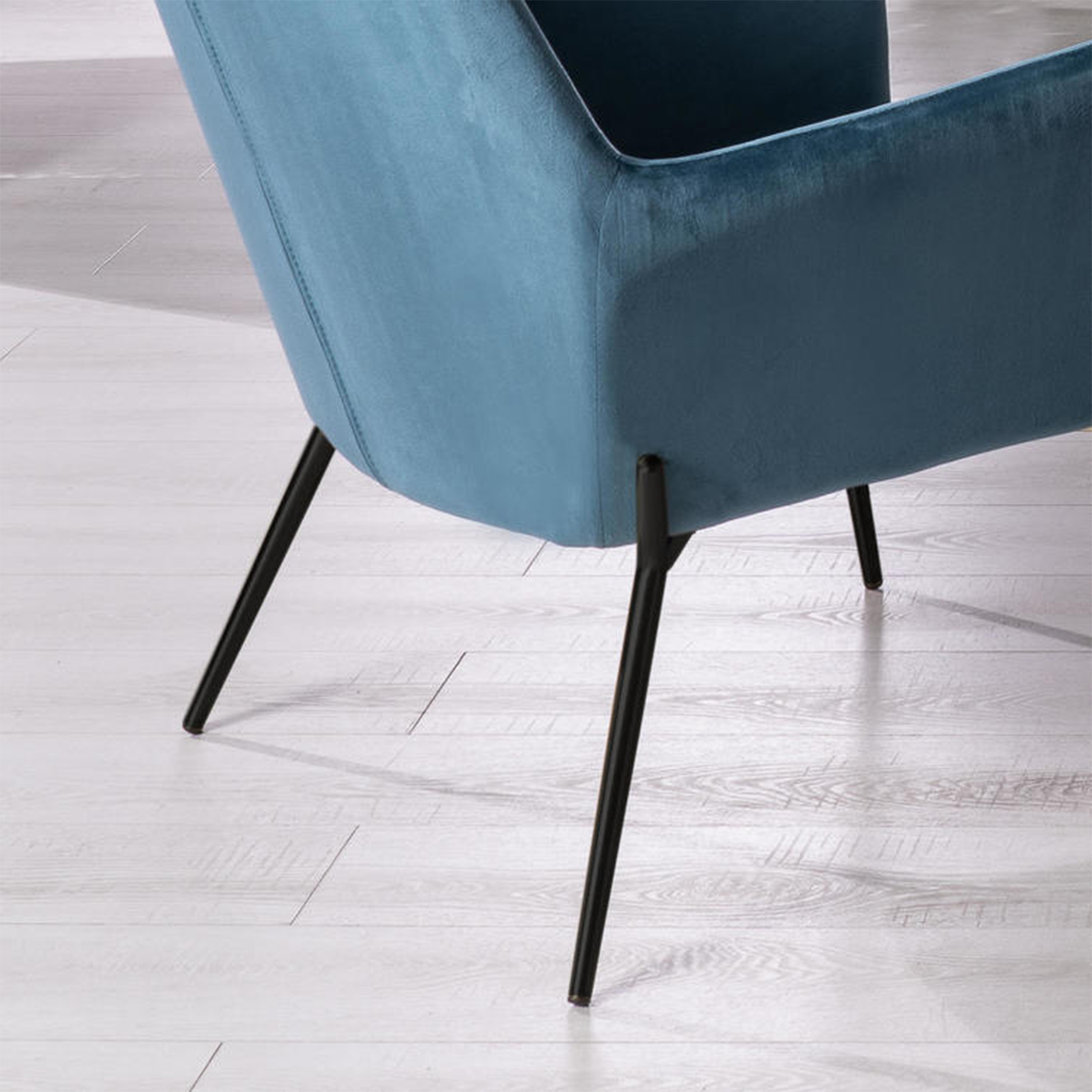 Poltrona imbottita "Gaia" moderna in velluto con gambe in metallo cm 70x72 79h