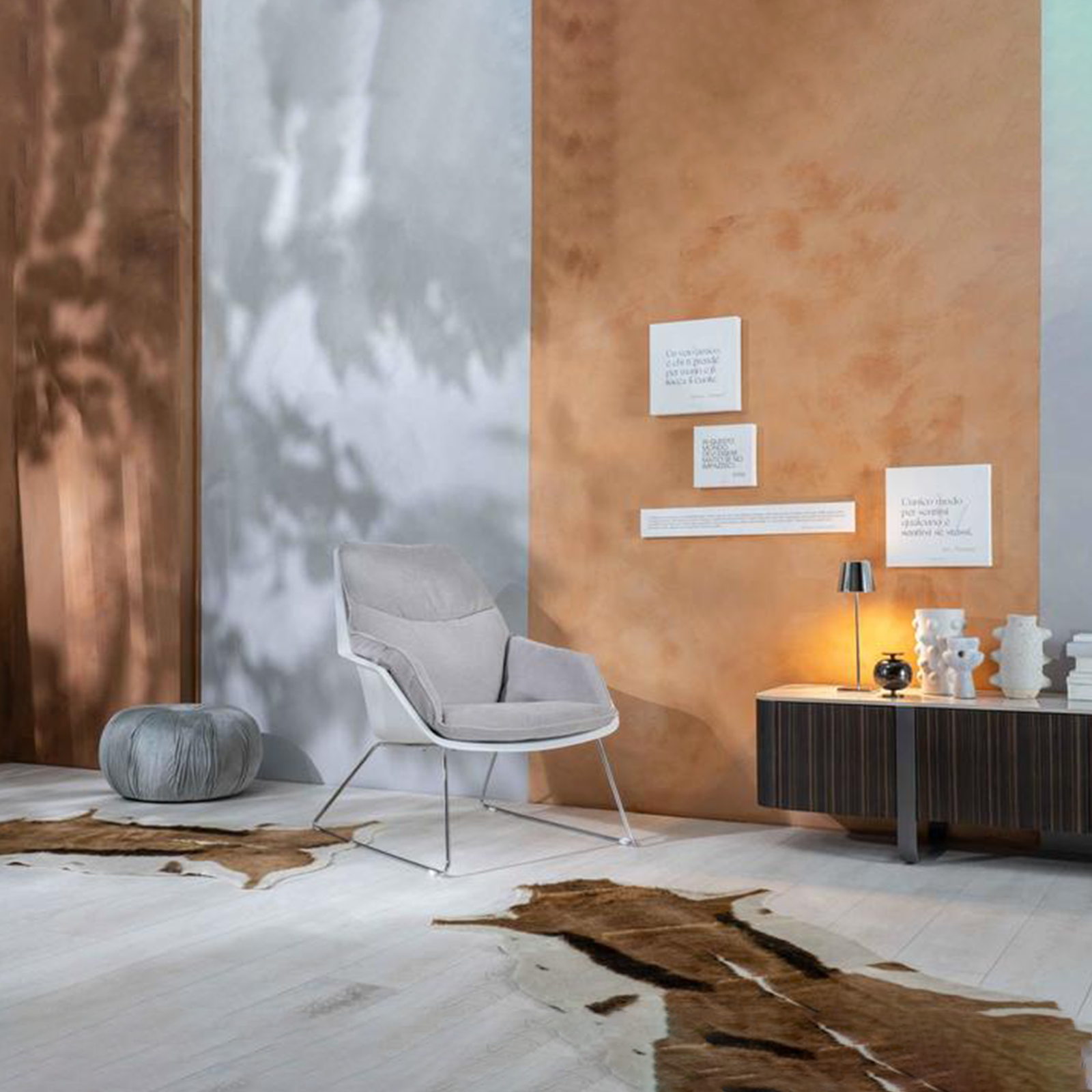 Poltrona imbottita "Audrey" moderna in tessuto con gambe in metallo cm 74x85 86h