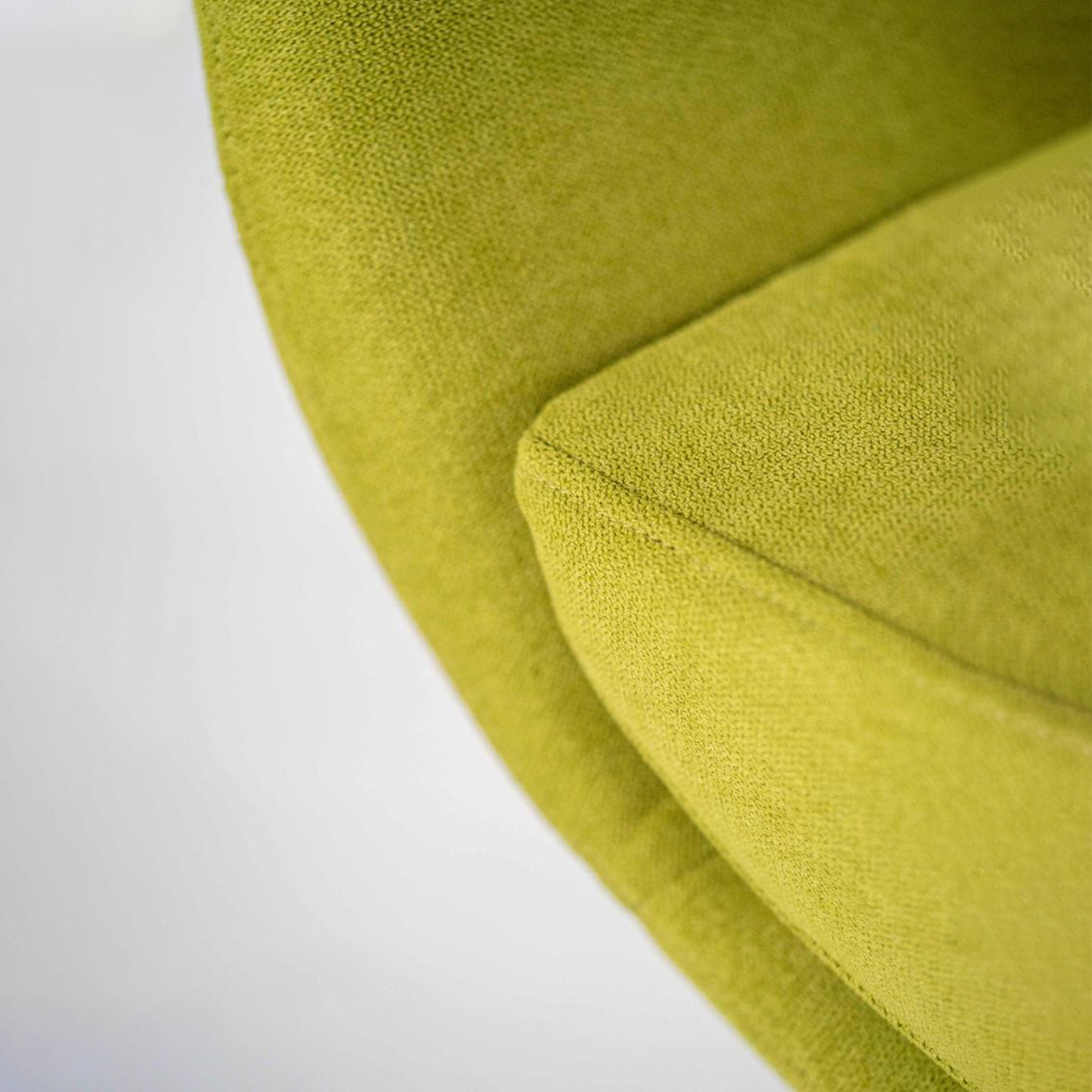 Poltrona moderna girevole "Orpea" in tessuto con base cromata cm 72x64 85h