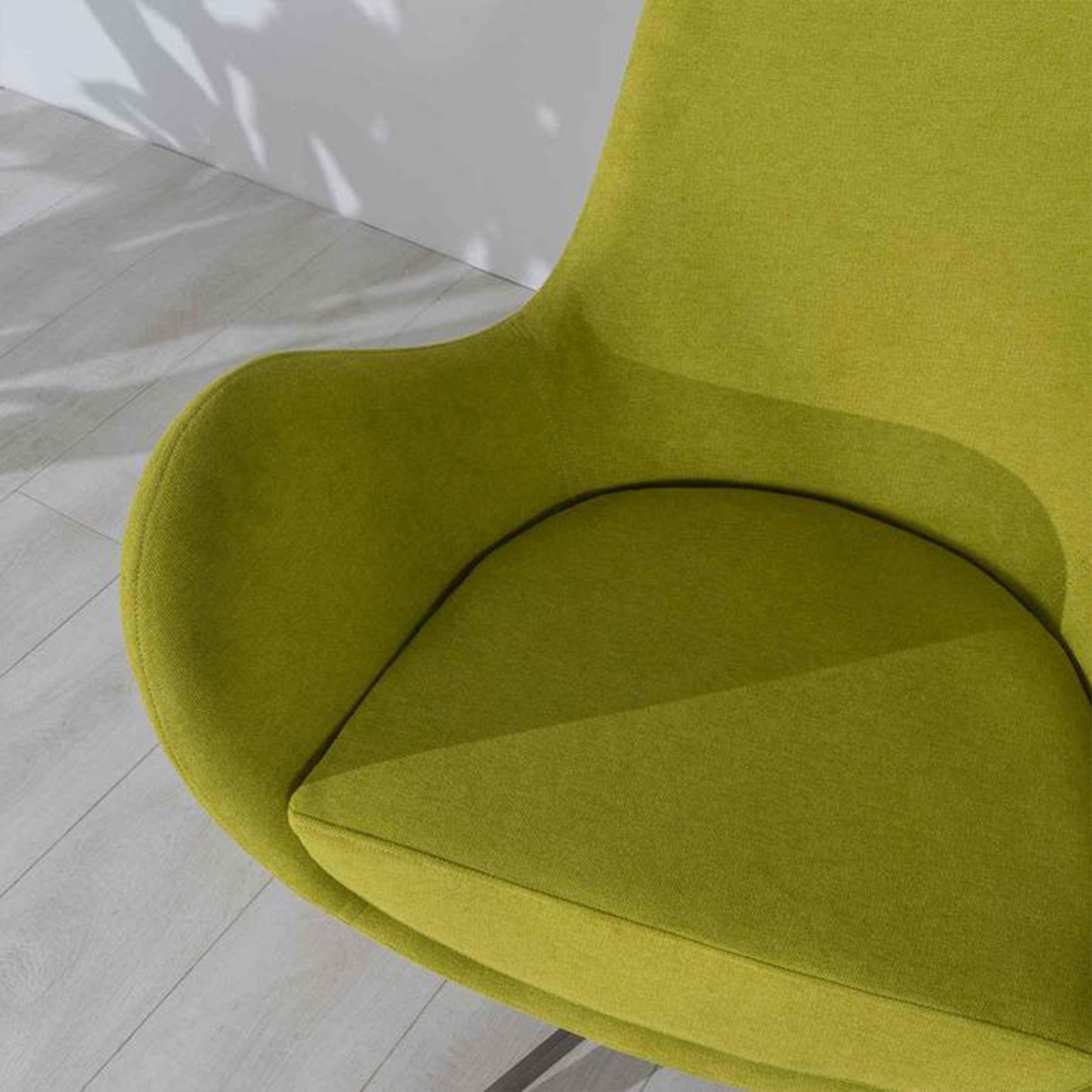 Poltrona moderna girevole "Orpea" in tessuto con base cromata cm 72x64 85h