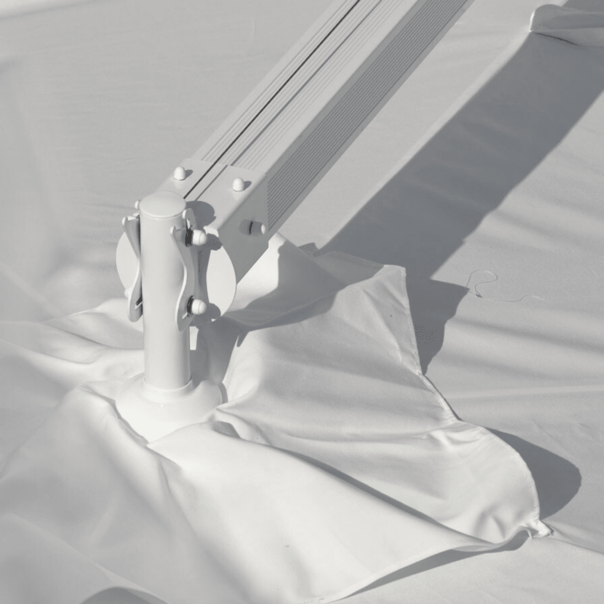 Ombrellone moderno "Deluxe Classic" fisso e palo laterale girevole - MondoViro