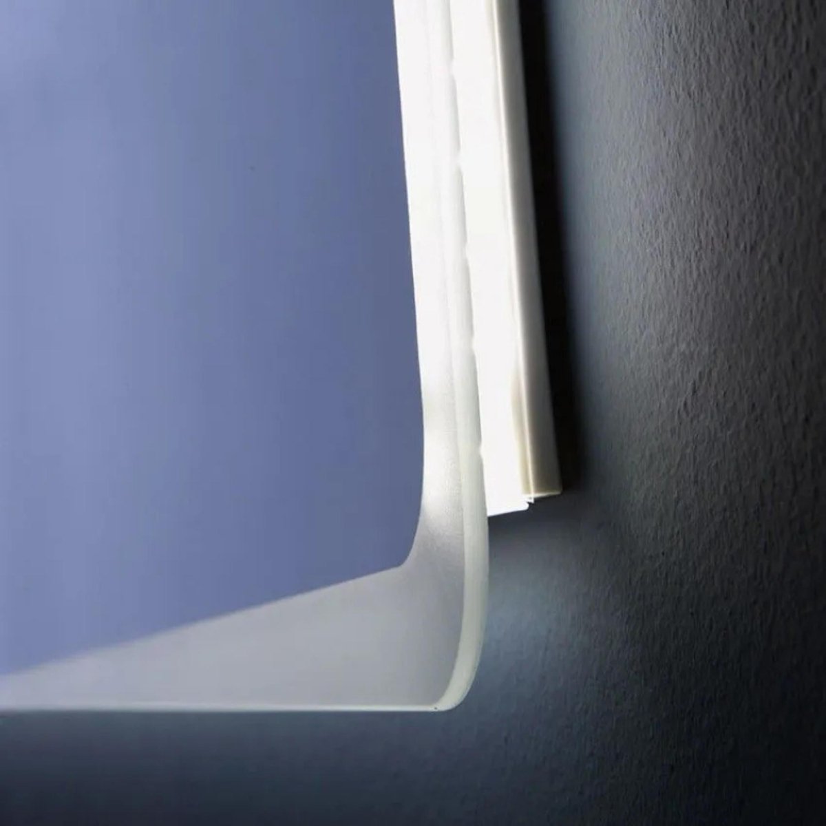 Specchio a led stondato da bagno "Dallas" con cornice illuminata - MondoViro