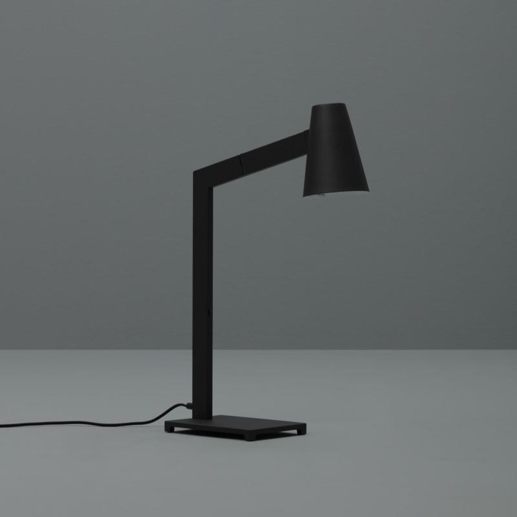 Lampada da tavolo "Indi" con paralume in metallo nero cm 15x42 60,5h