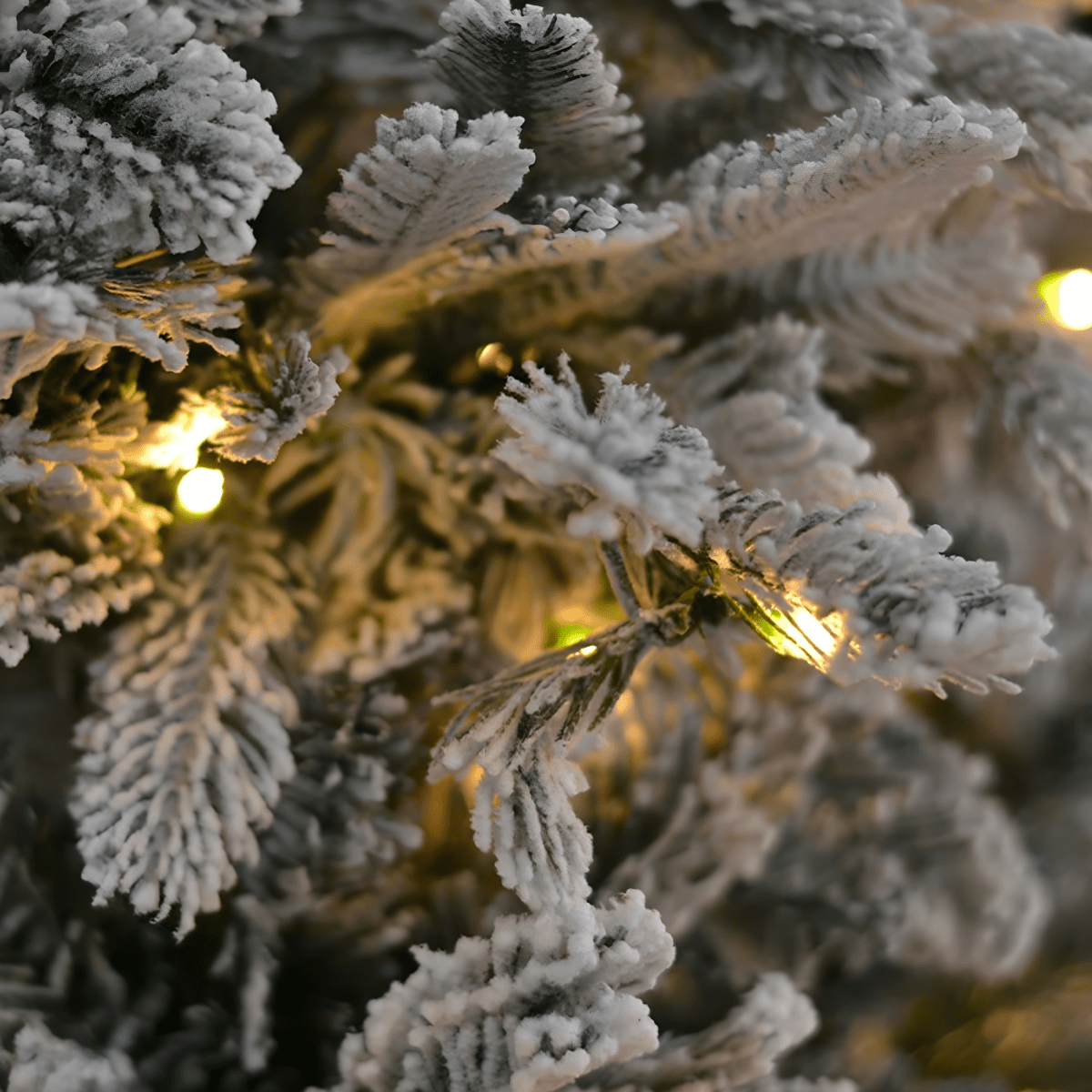 Albero di Natale innevato "Astro" moderno con big led in PE + PVC + Flock - MondoViro