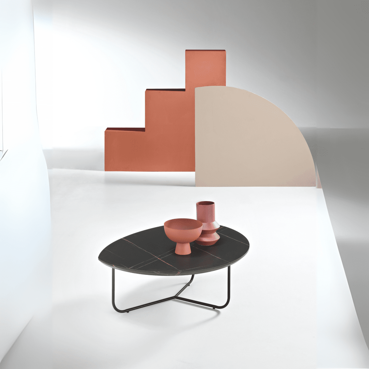 Tavolino da caffè "Bent" con piano sagomato e struttura in metallo cm 97x77 35h - MondoViro