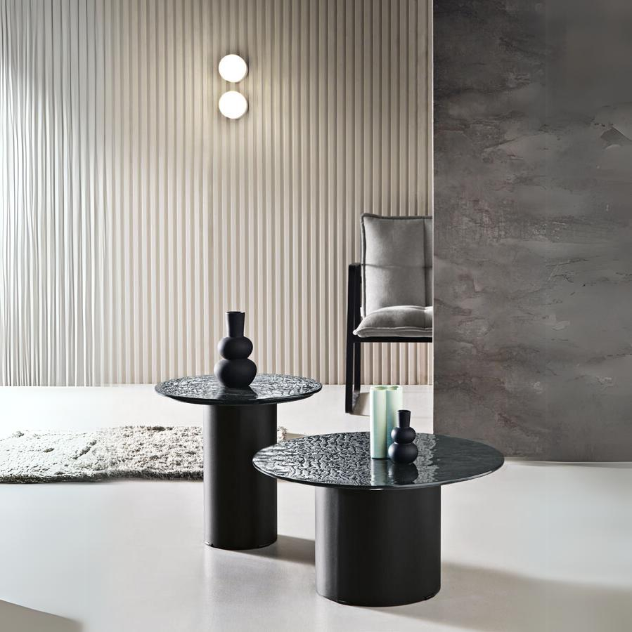 Tavolino rotondo "Dixy" con base in metallo e piano in vetro