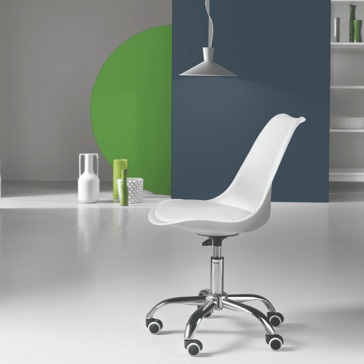 Sedia da ufficio girevole "Dorian" in polipropilene con seduta in ecopelle e base in metallo cromato cm 49x47 82/96h - MondoViro