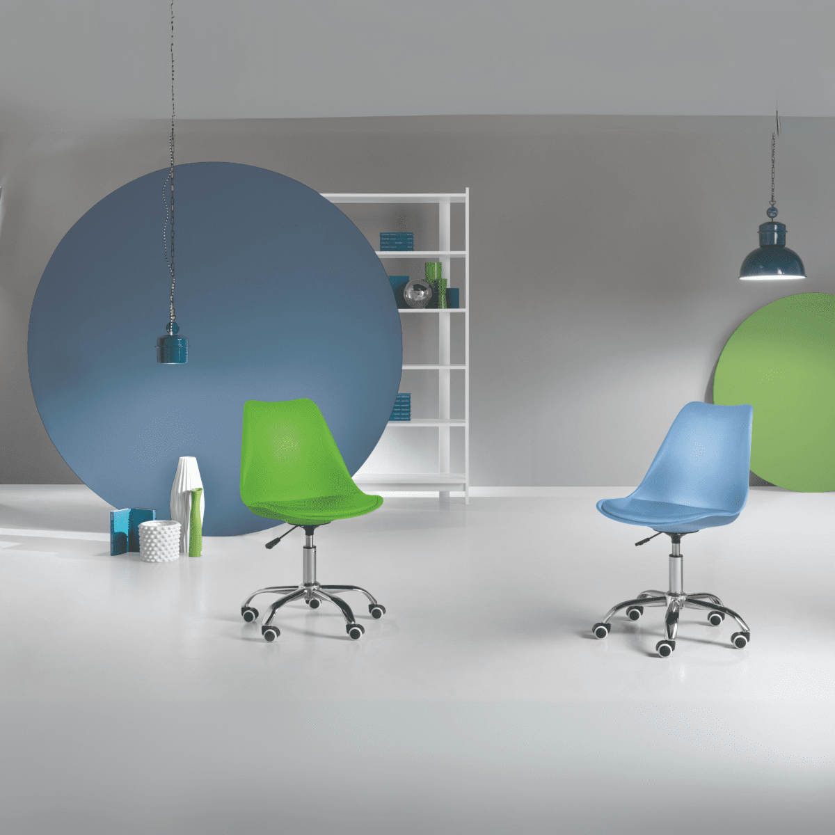 Sedia da ufficio girevole "Dorian" in polipropilene con seduta in ecopelle e base in metallo cromato cm 49x47 82/96h - MondoViro