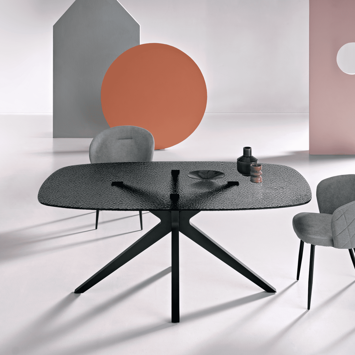 Tavolo fisso moderno "Eivissa" con piano in vetro martellato fumè e base in metallo - MondoViro