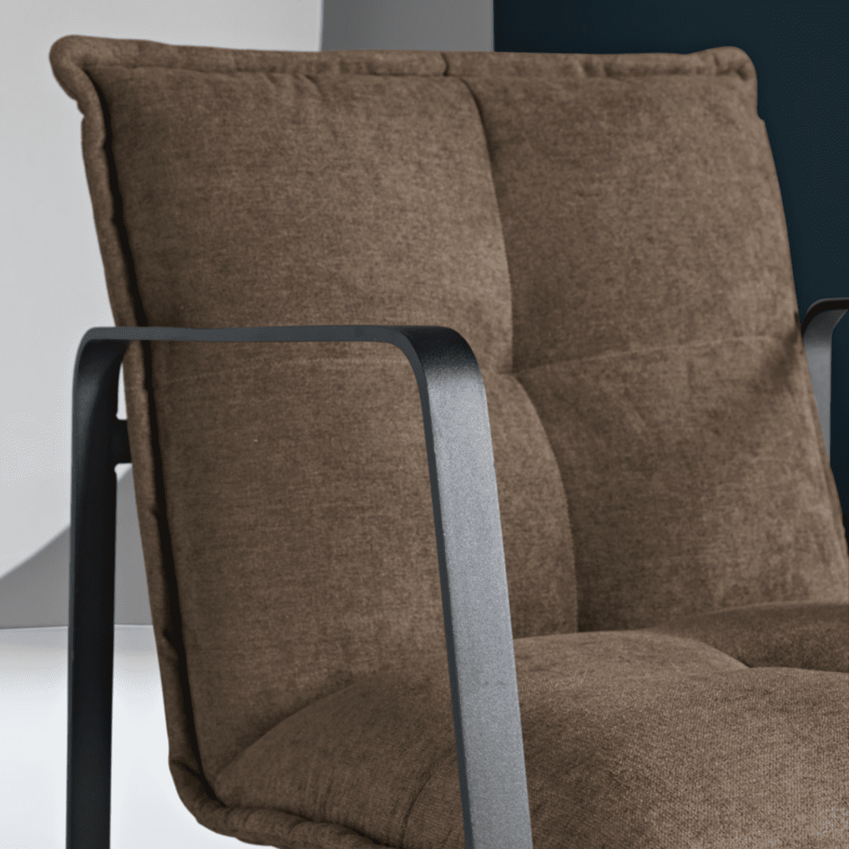 Poltrona in tessuto "Axel" moderna con struttura in metallo cm 68x65 78h - MondoViro