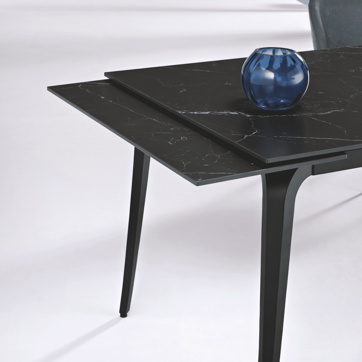 Tavolo allungabile "Gedy" effetto marmo e due allunghe cm 160/240x90 77h - MondoViro