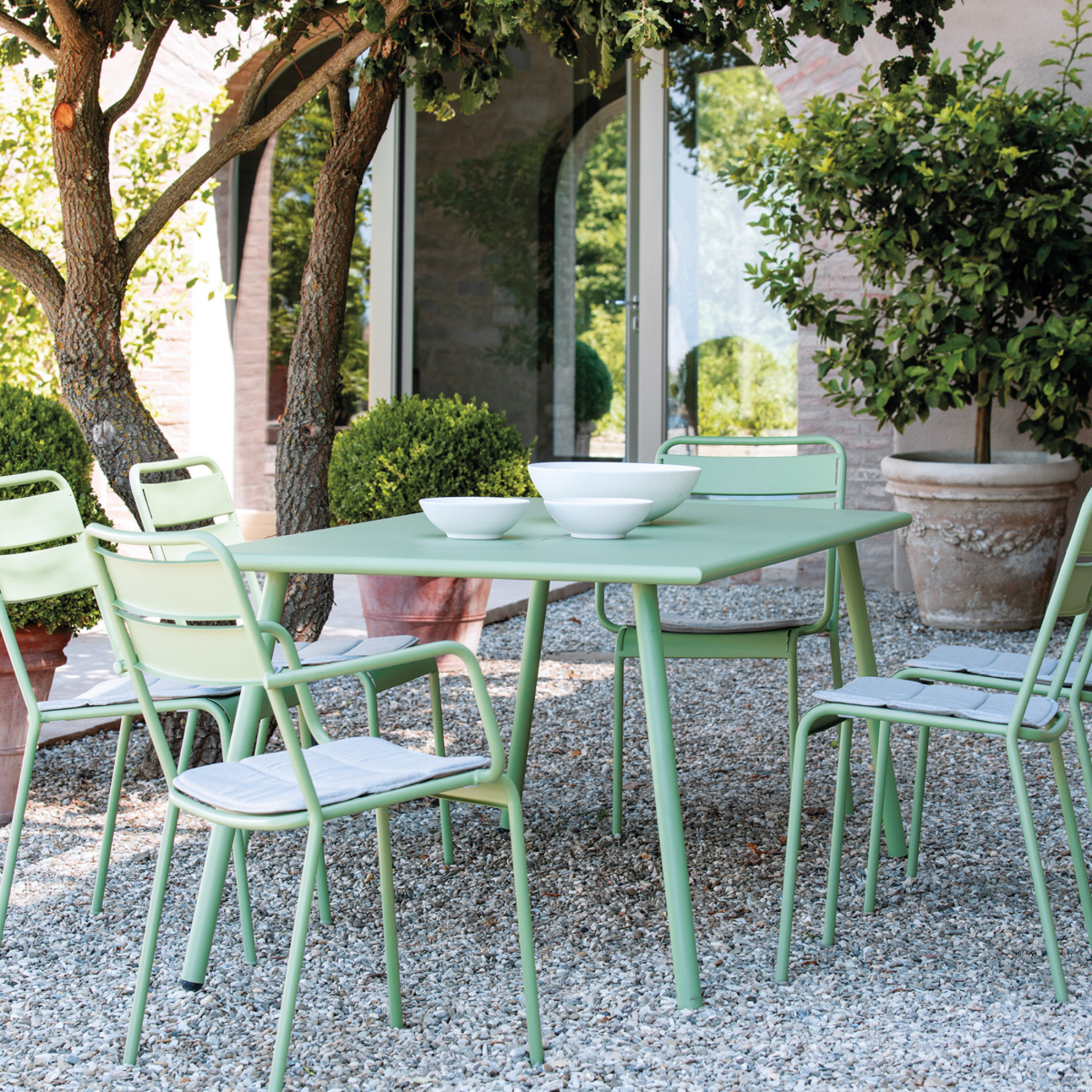 Set di sedie con braccioli da giardino in metallo "Twist" moderne ed impilabili cm 55x57 87h - MondoViro