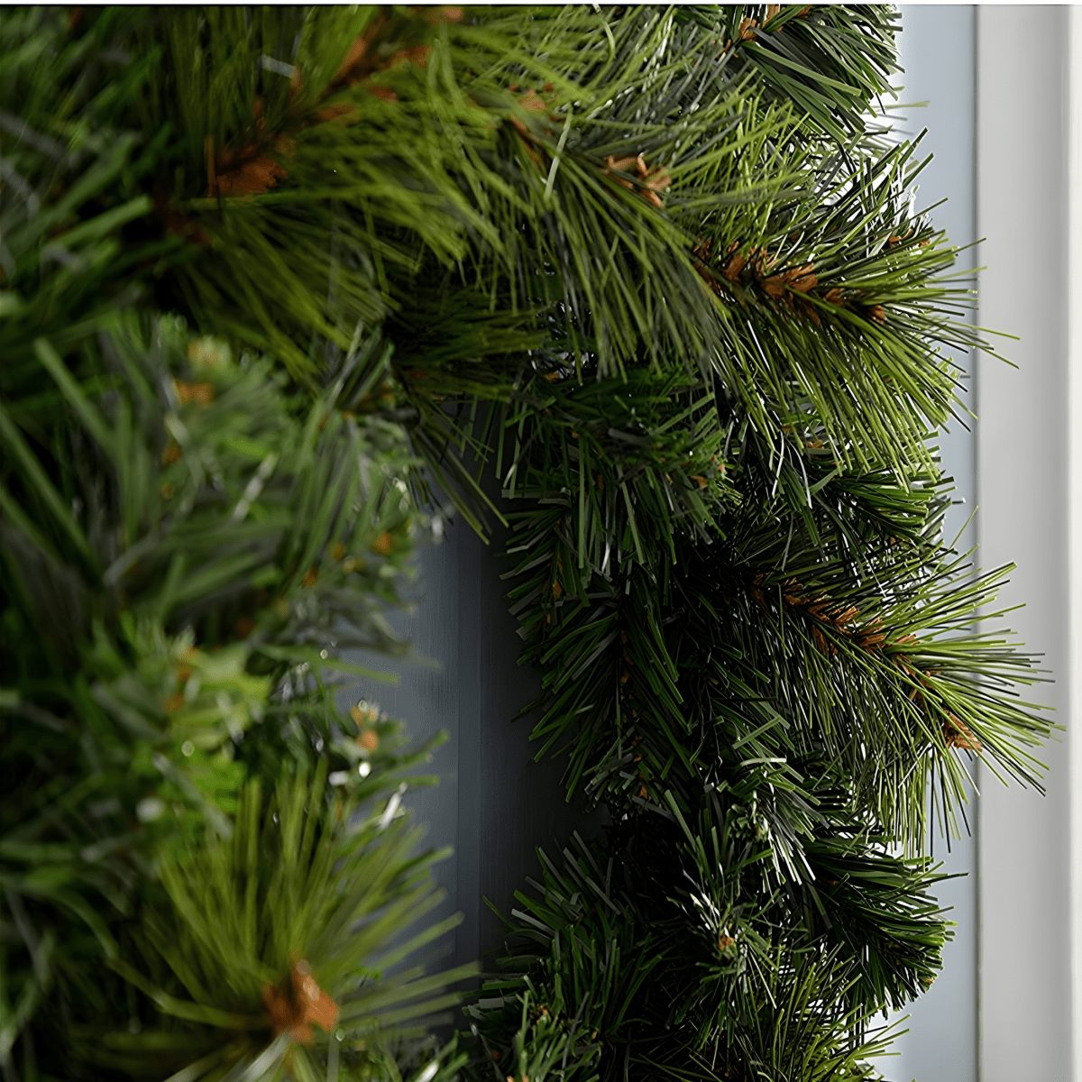 Ghirlanda dietro porta "Jolly" in PP effetto aghi di pino, corona per decorazioni natalizie - MondoViro