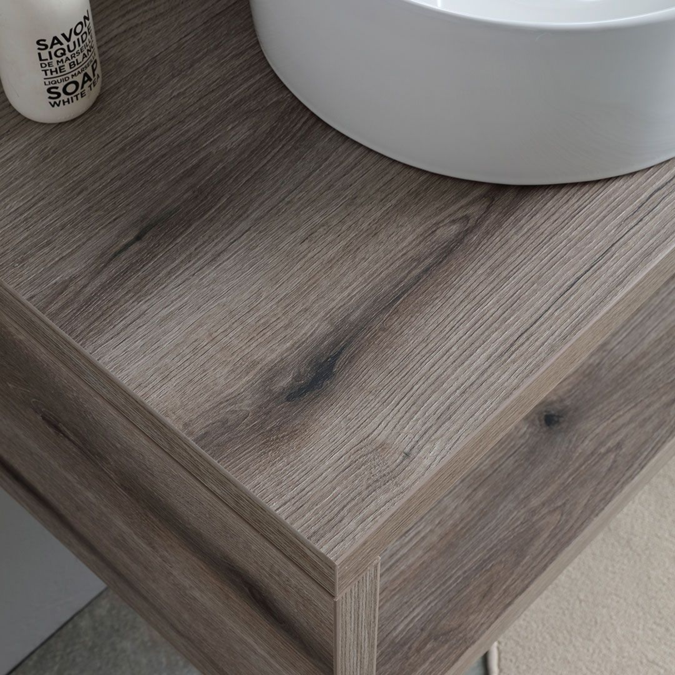 Mobile bagno sospeso rovere fossile "Kos" 100 cm con lavabo ovale bianco in ceramica e specchio rettangolare