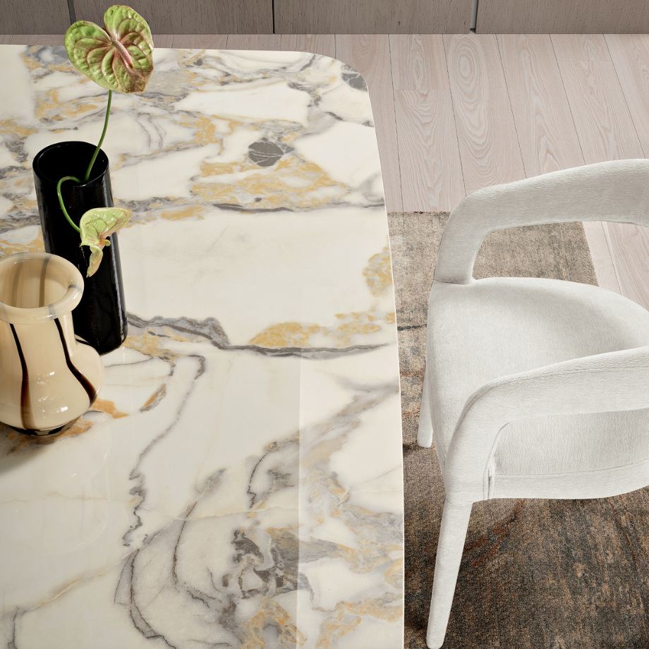 Tavolo fisso da pranzo "Core" con piano in ceramica effetto marmo lucido e base con trafori in metallo verniciato cm 210x110 75h