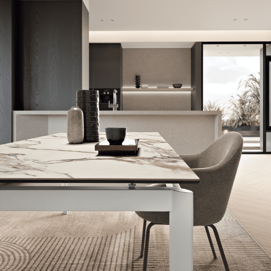 Tavolo allungabile "Strato" con piano in grès porcellanato effetto marmo - MondoViro