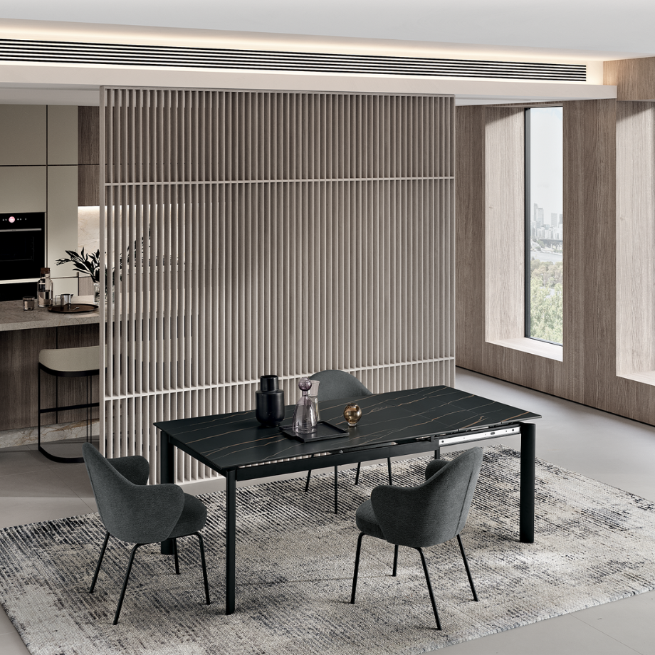 Tavolo allungabile "Strato" con piano in grès porcellanato effetto marmo