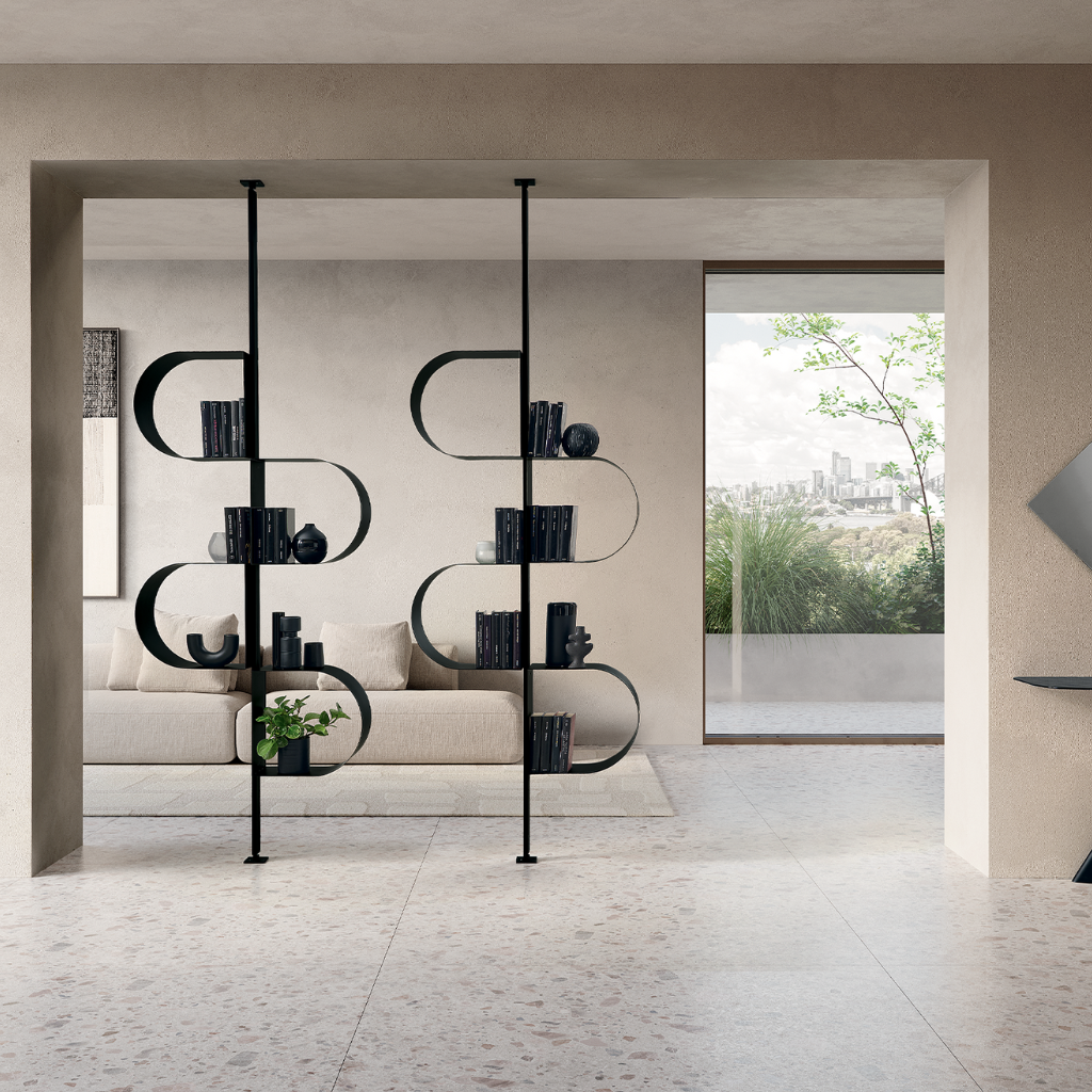 Libreria verticale "Trama" in metallo verniciato con piedino regolabile con montaggio a soffitto