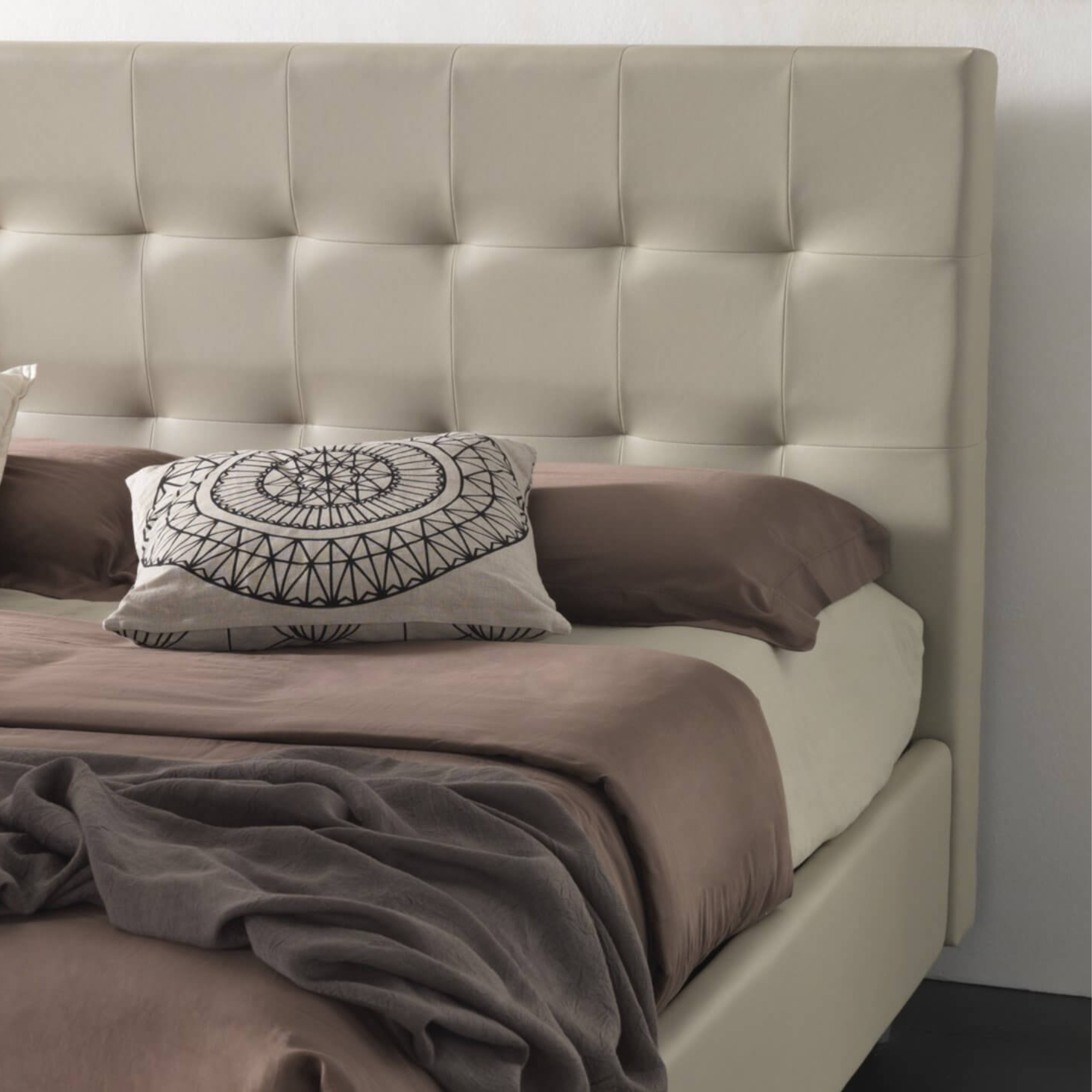 Letto contenitore con rete "New York" in pelle vegan con piedino conico