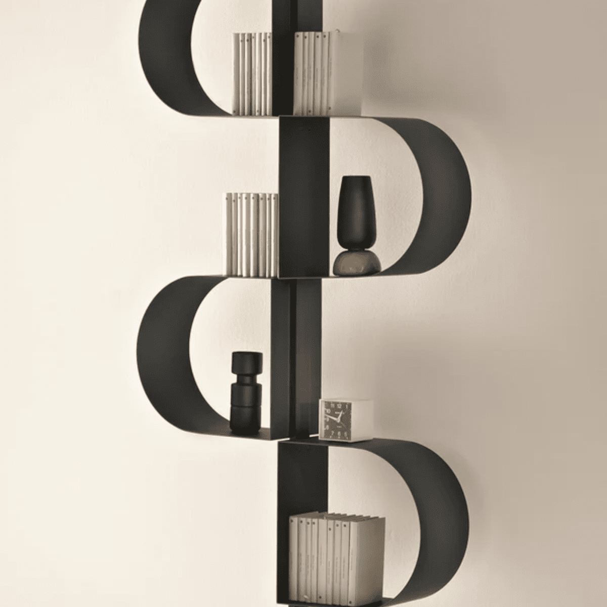 Libreria verticale "Trama" in metallo verniciato con piedino regolabile con montaggio a soffitto - MondoViro