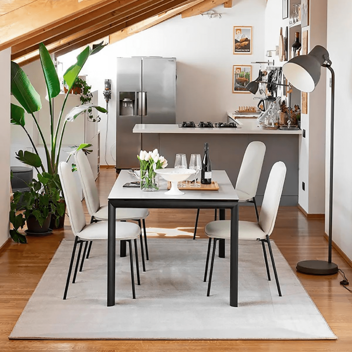 Set di sedie moderne da soggiorno "Riley" in tessuto imbottito cm 48x60 95h - MondoViro