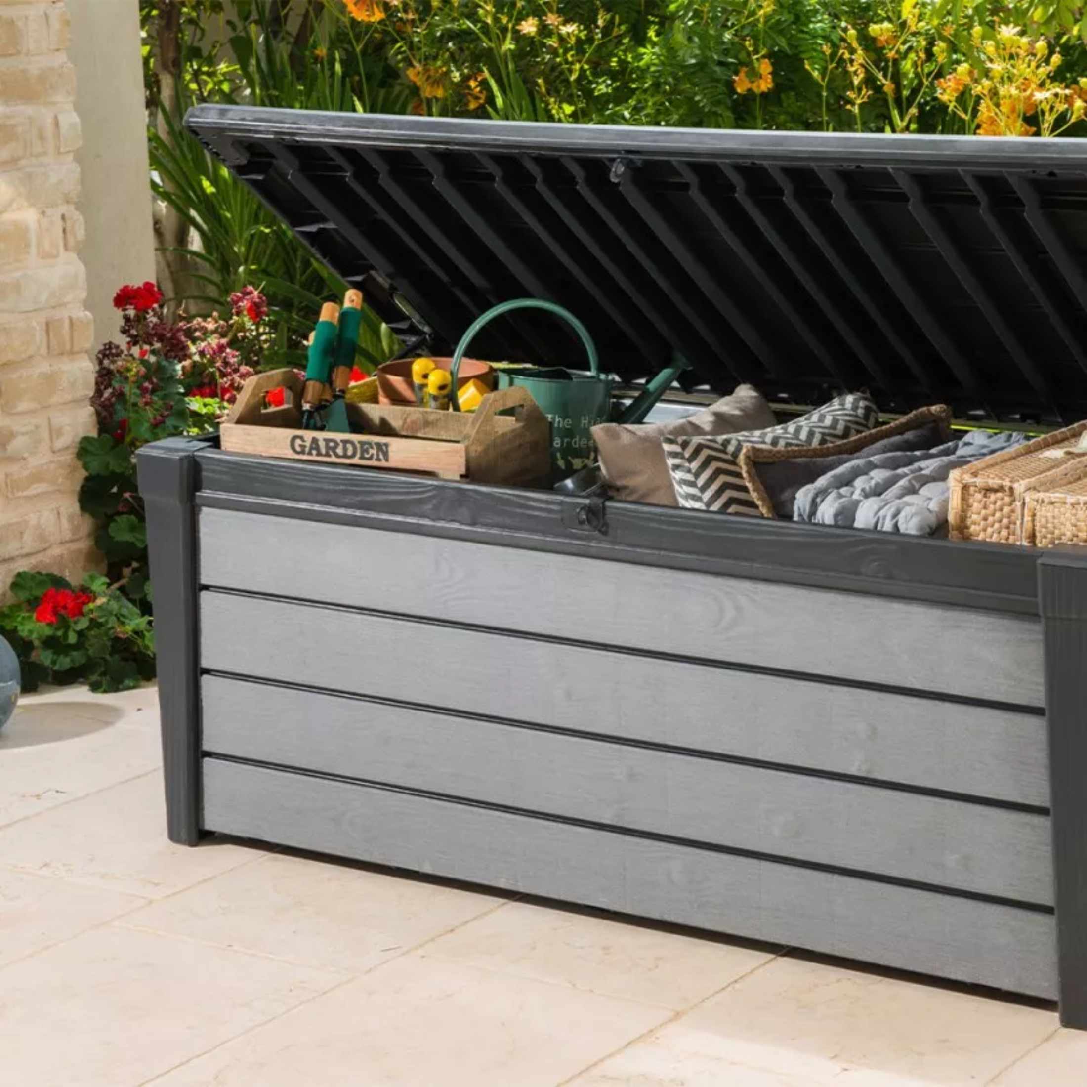 Baule capiente da esterno "Brush" in resina effetto legno cm 145x69,7 60,3h