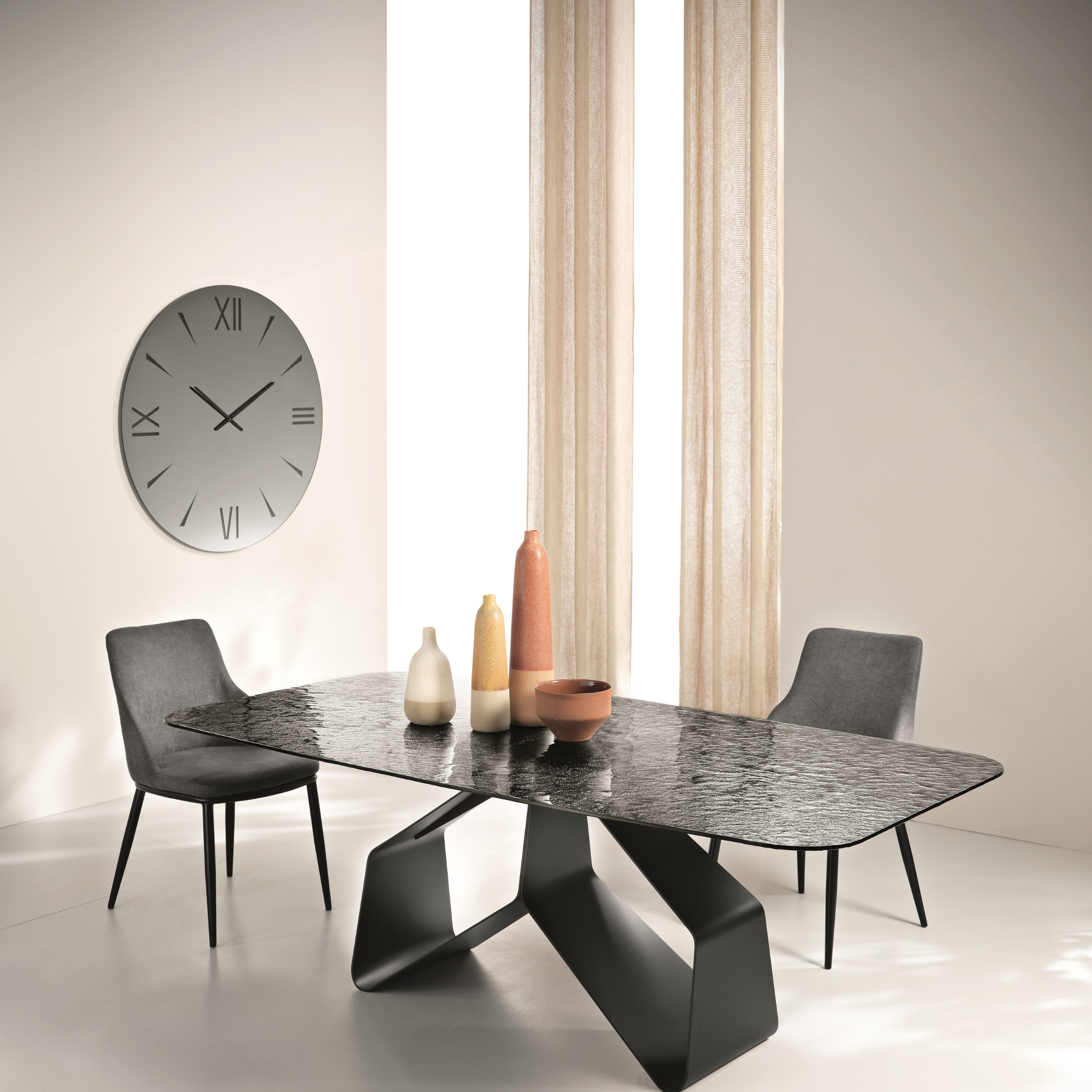 Tavolo fisso moderno "Round" top fumè in vetro martellato e base in metallo verniciato cm 210x110 75h