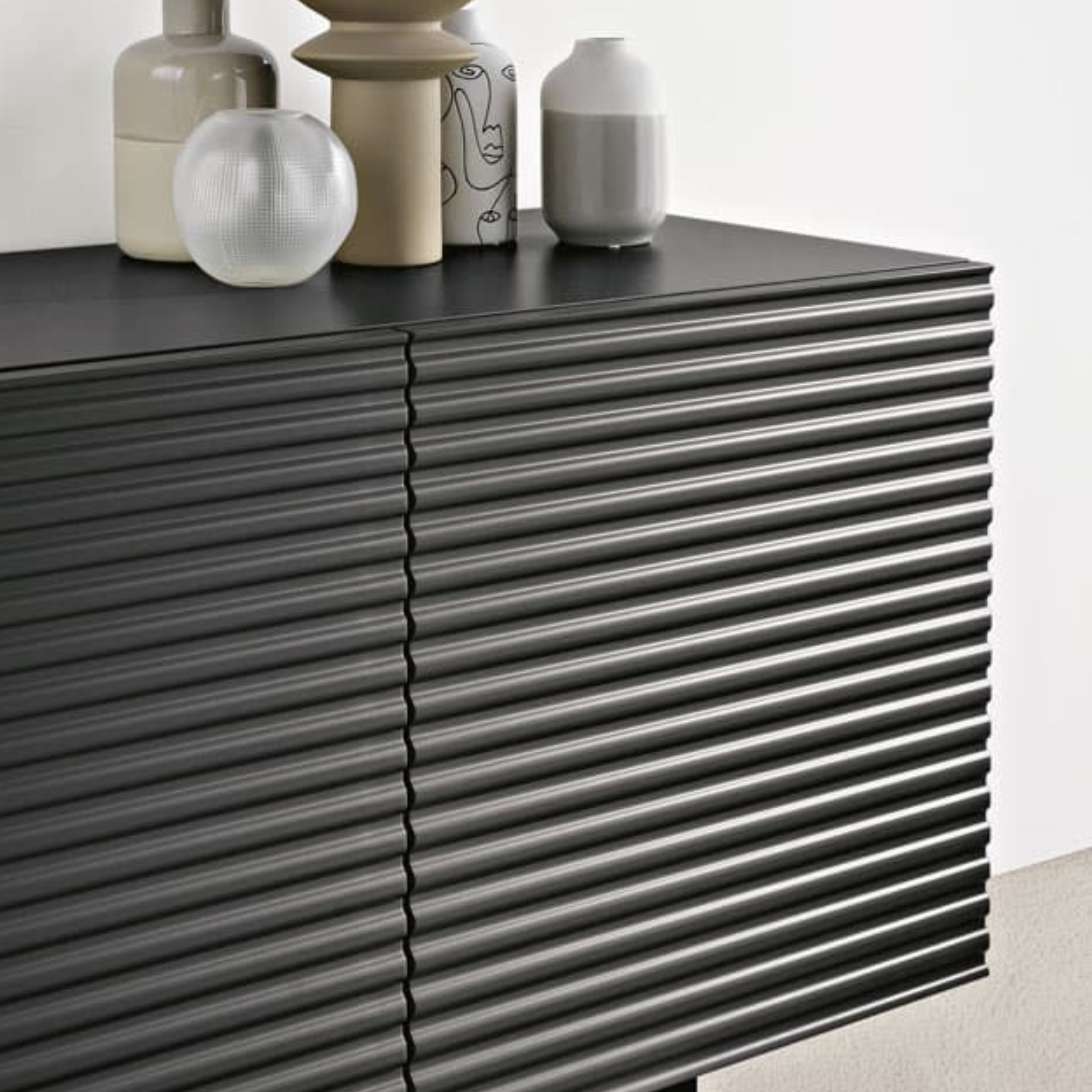 Madia moderna 3 ante già assemblata "Nadia1" in legno laccato con due piedi in metallo verniciati cm 180x50 80h