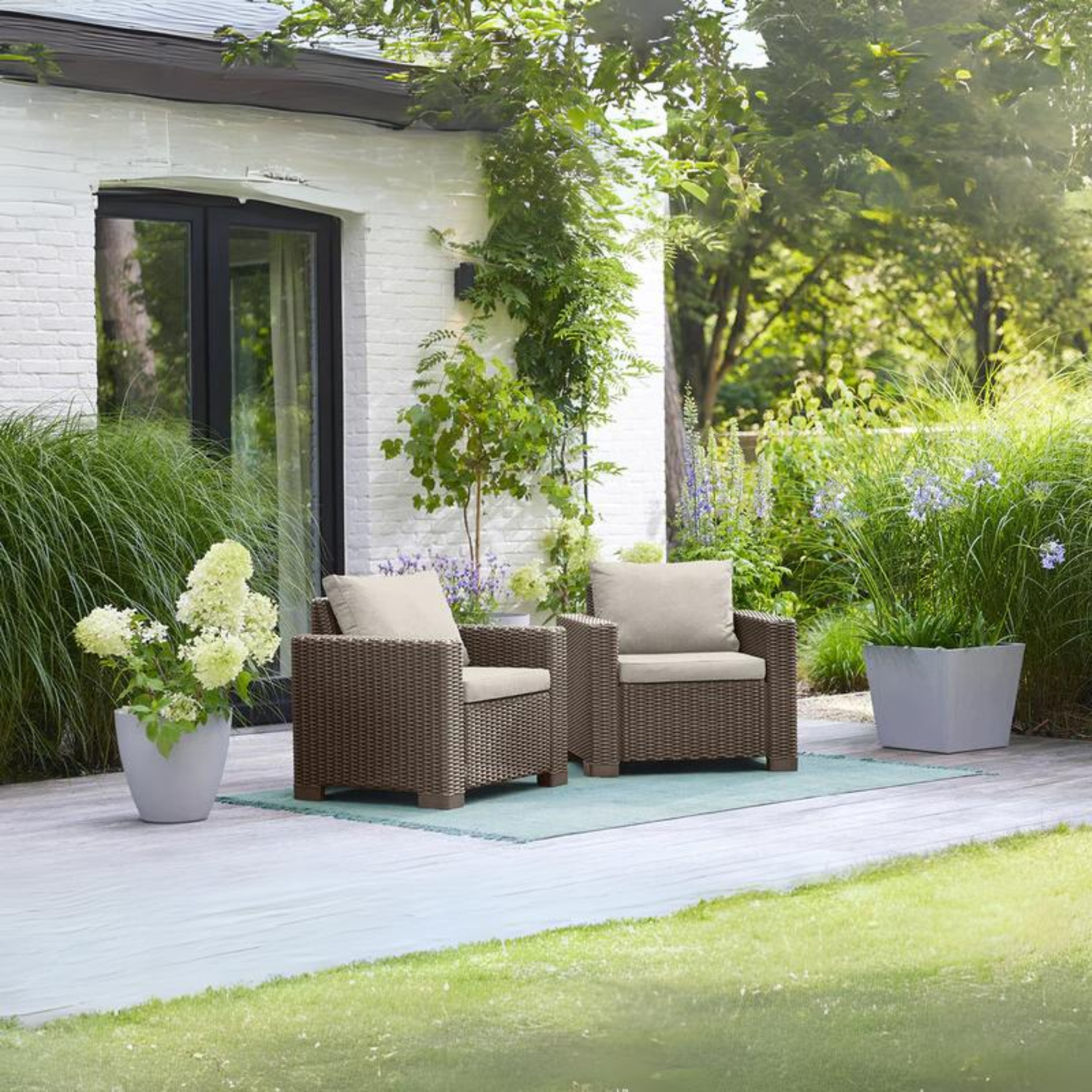 Set di 2 poltrone da giardino "California" in resina effetto rattan con cuscini cm 83x68 72h