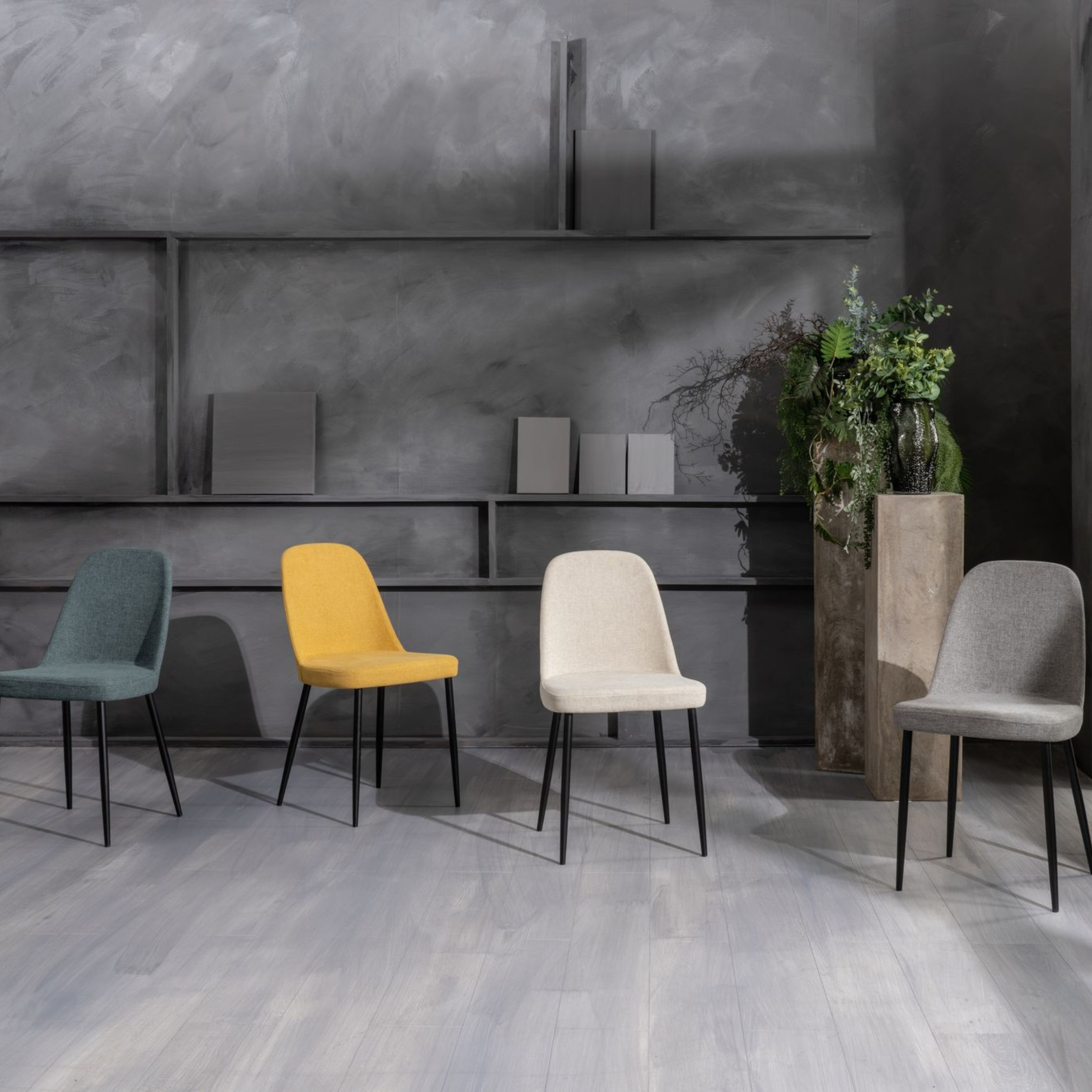 Set di sedie moderne in tessuto "Giglio" con gambe in metallo verniciato cm 46x55 85h