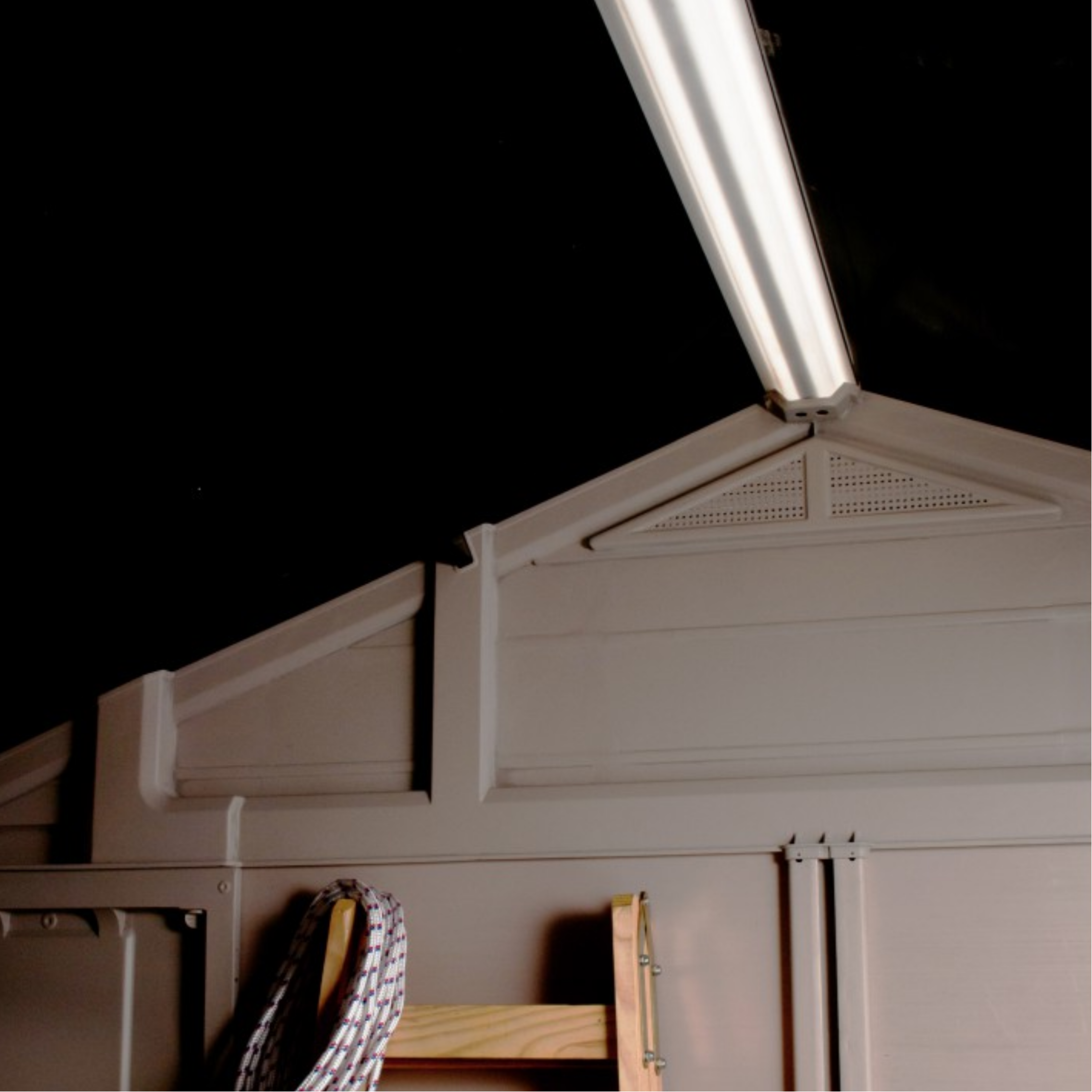 Casetta da giardino in resina "Sunrise" con pavimento e mensole interne