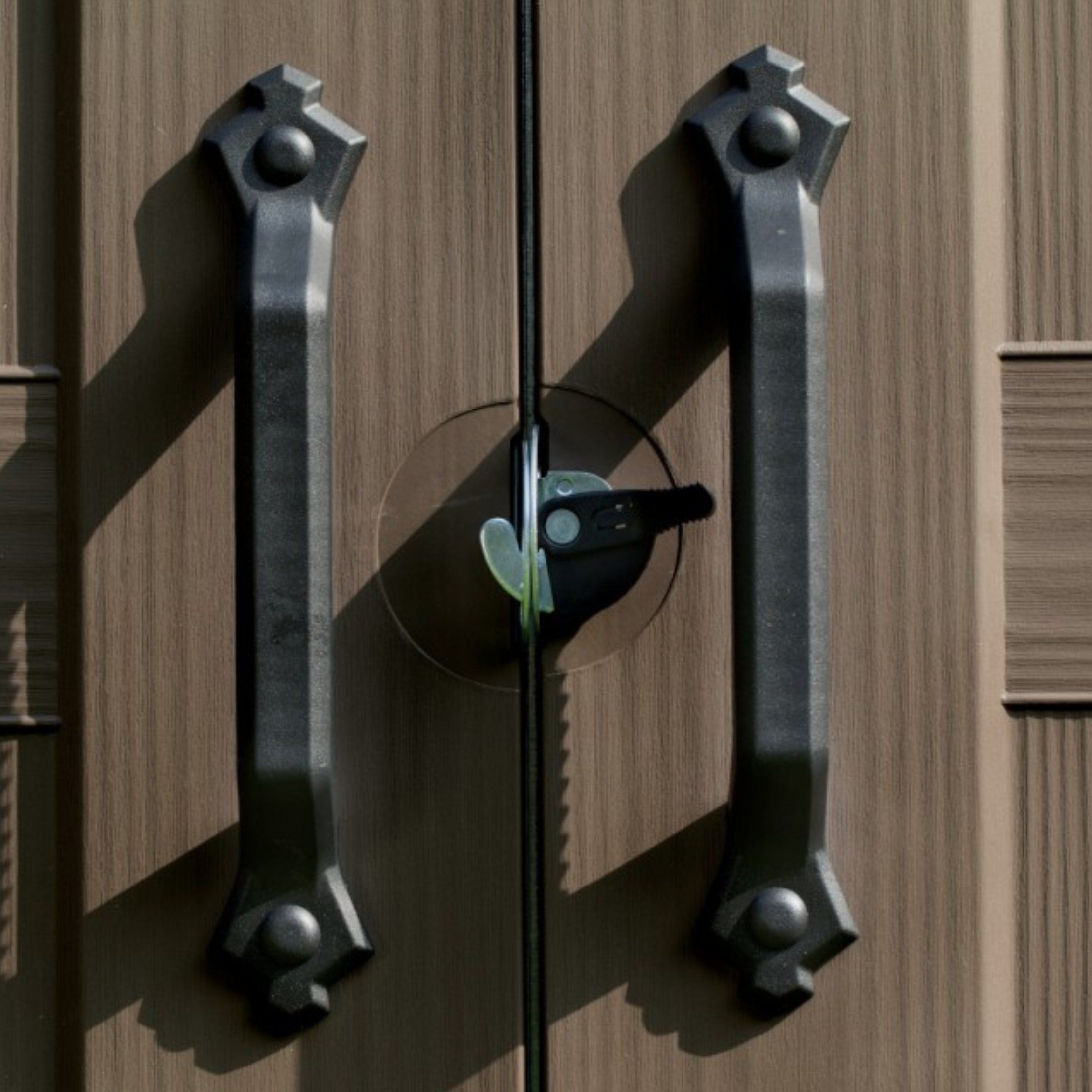 Casetta da giardino in resina "Sunrise" con pavimento e mensole interne