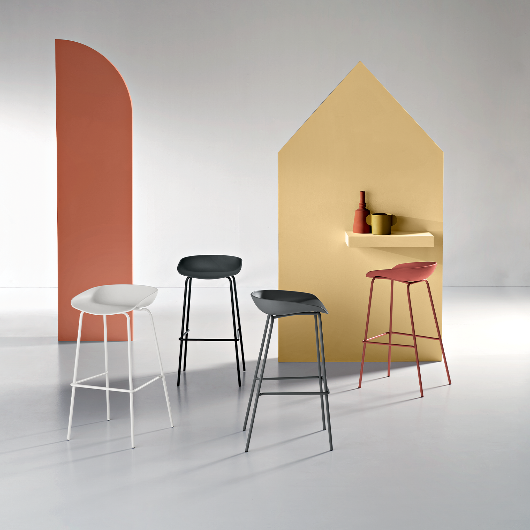 Set di sgabelli in polipropilene "Solan" moderni con struttura in metallo cm 43x48 72,5h