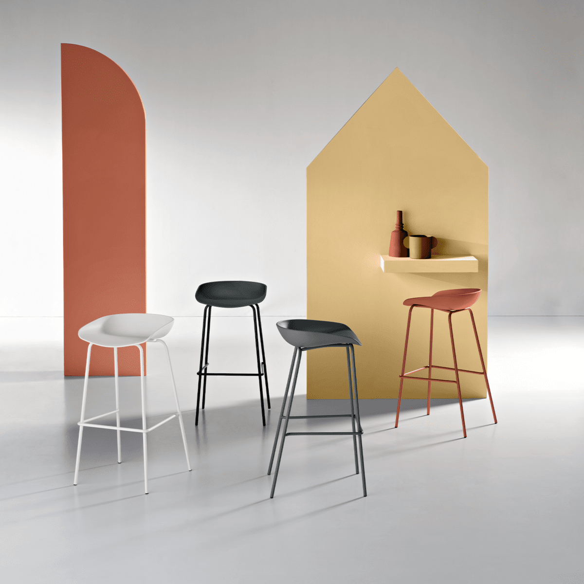 Set di sgabelli in polipropilene "Solan" moderni con struttura in metallo cm 43x48 72,5h - MondoViro