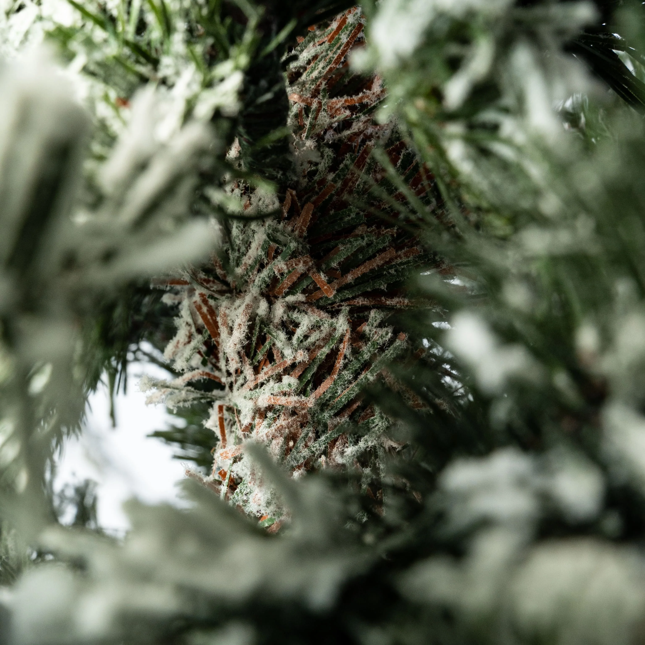 Albero di Natale Slim innevato "Snowflake" in PE effetto real touch + PVC + flock