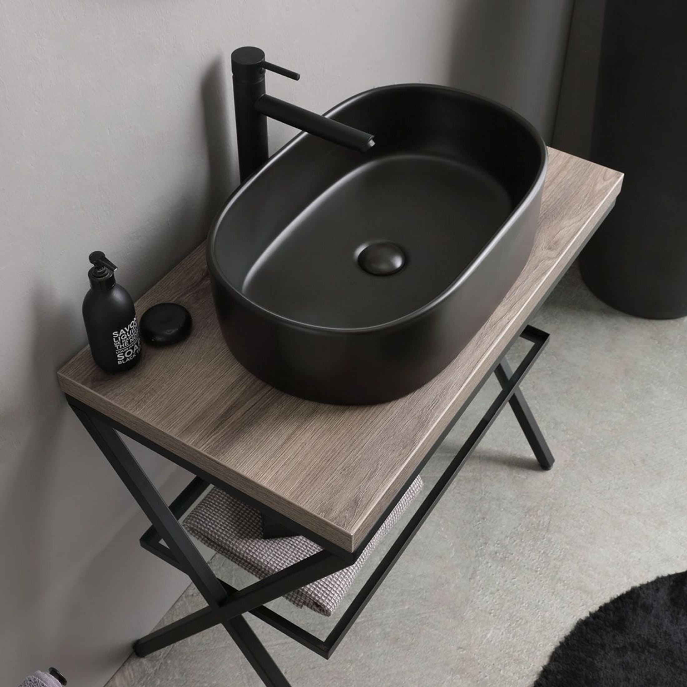 Mobile bagno a terra rovere fossile "Victoria" con lavabo in ceramica nero opaco ovale e specchio rotondo 80 cm