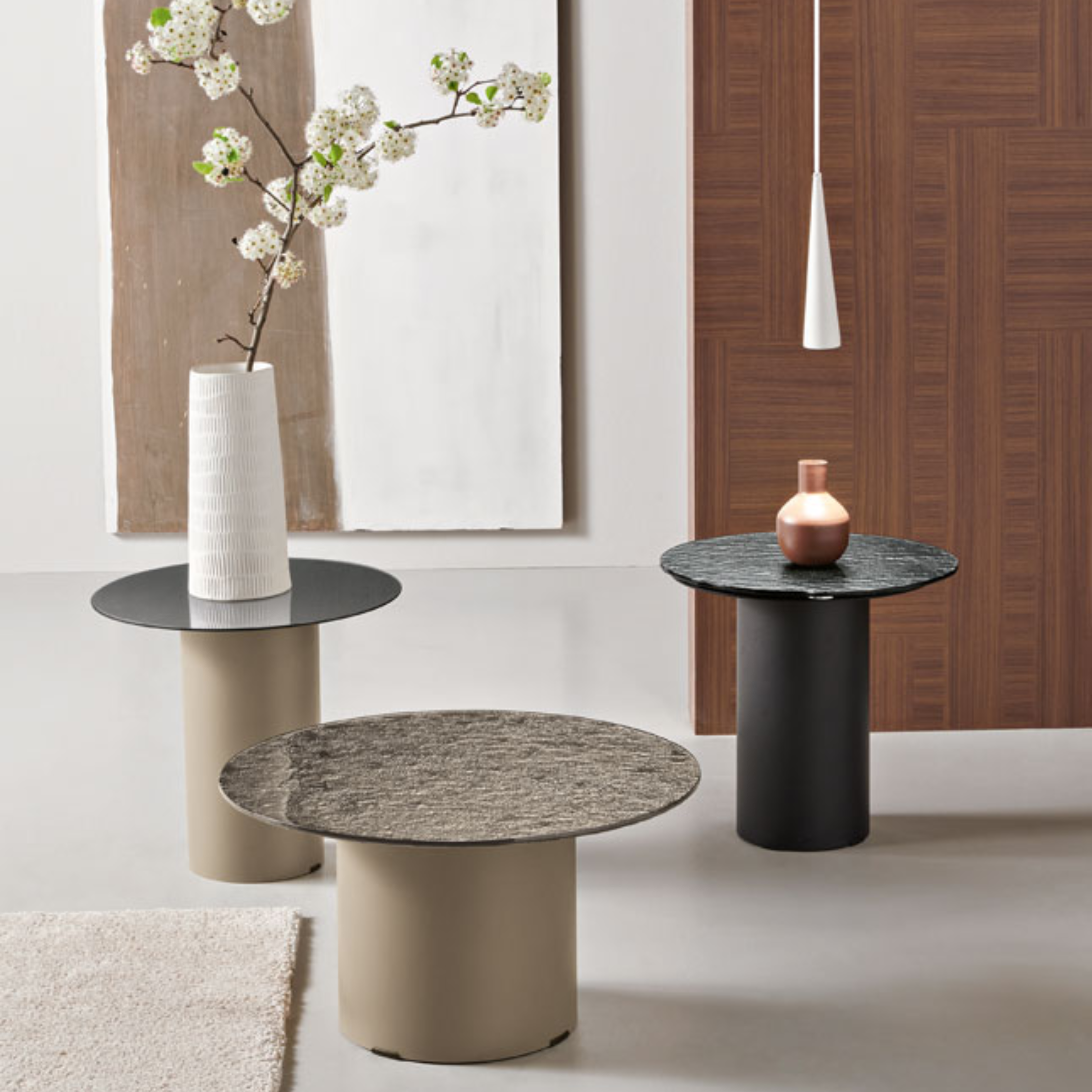 Tavolino rotondo "Dixy" con base in metallo e piano in vetro