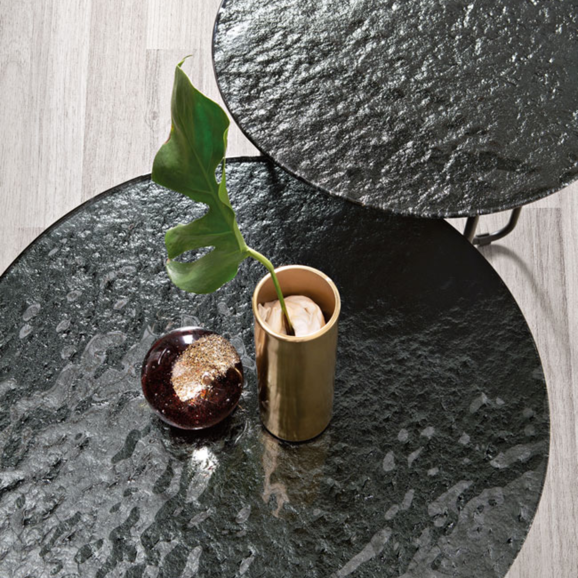 Tavolino da caffè rotondo "Jimbo" con base in metallo verniciato nero