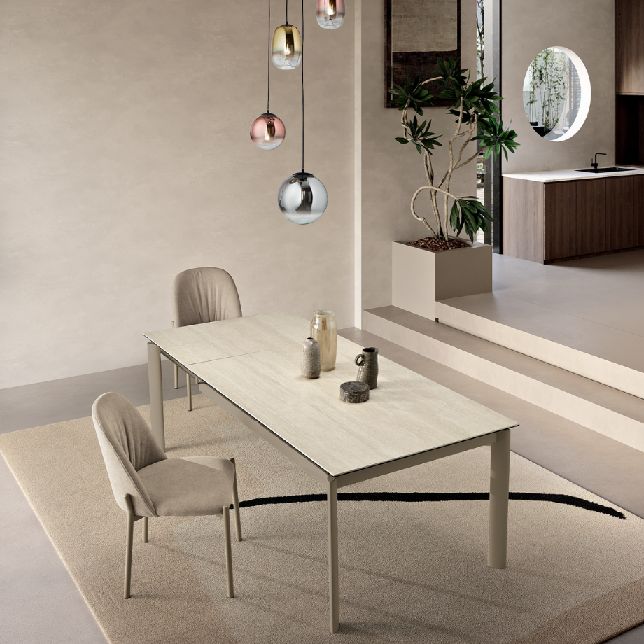 Tavolo allungabile "Strato" con piano in grès porcellanato effetto marmo
